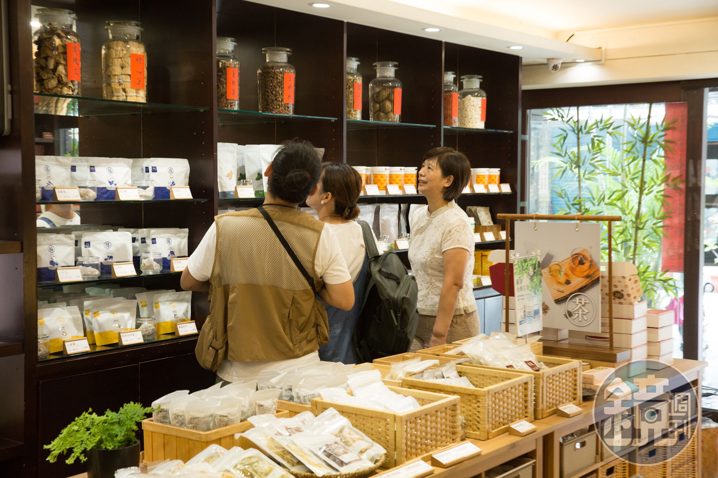 登義經過第二代接班轉型後，更像漢方百貨，不抓藥的人也可以採買伴手禮或藥燉料理包，客群更年輕化。
