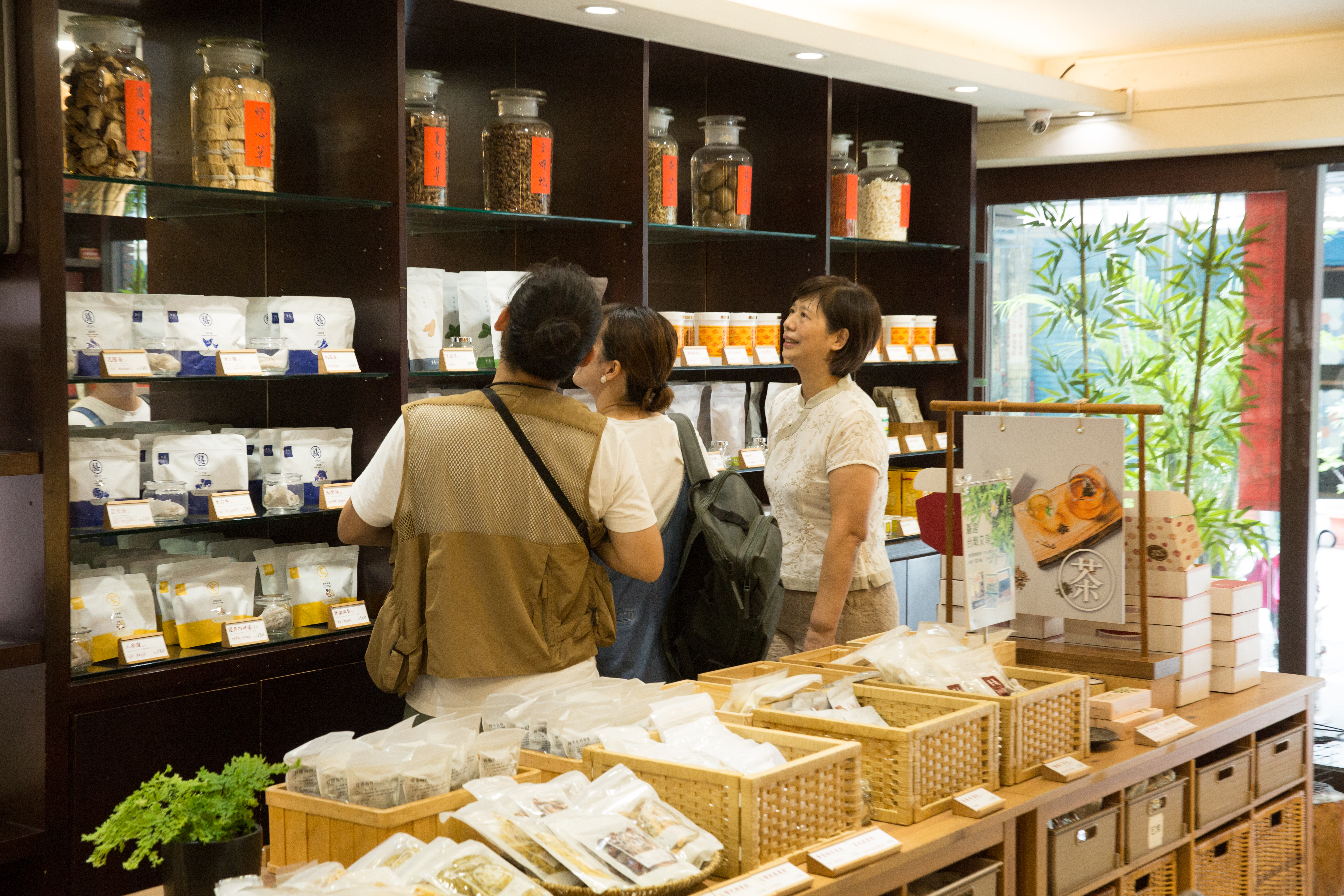登義經過第二代接班轉型後，更像漢方百貨，不抓藥的人也可以採買伴手禮或藥燉料理包，客群更年輕化。
