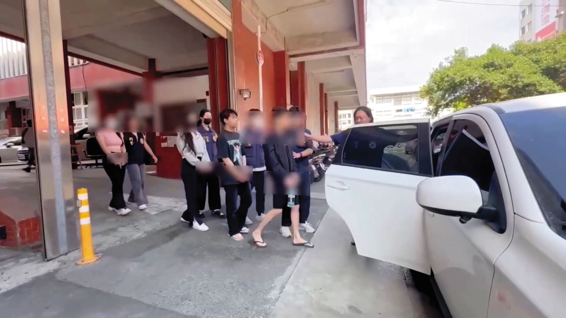 檢警從藏身高雄市區豪宅的水房基地逮捕多位共犯，懷疑還有漏網之魚，正全力偵辦中。（翻攝畫面）