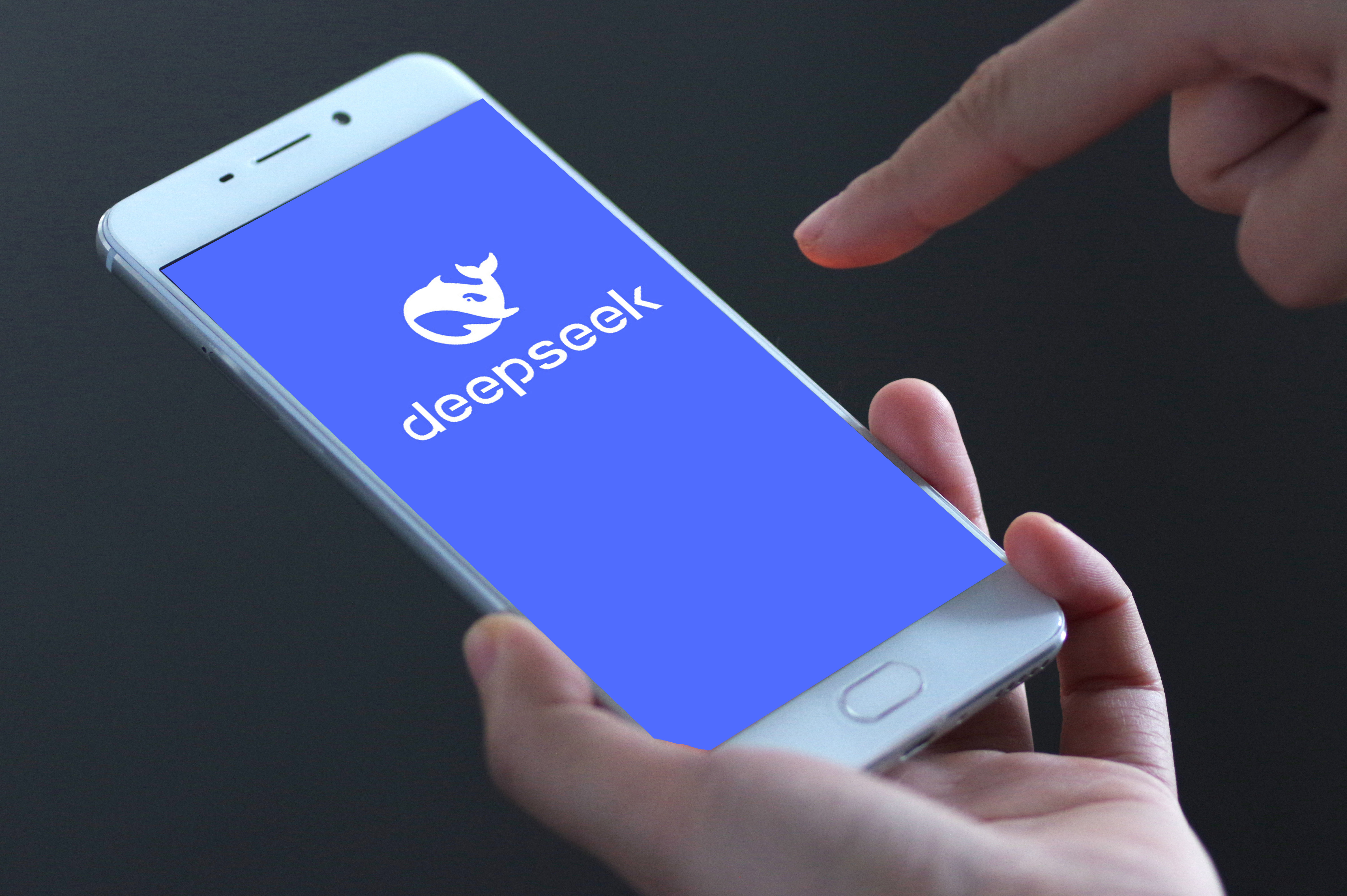 DeepSeek元月初正式上線後，中國網路科技產業瞬間復活、股票市場天天暴漲。（東方IC）