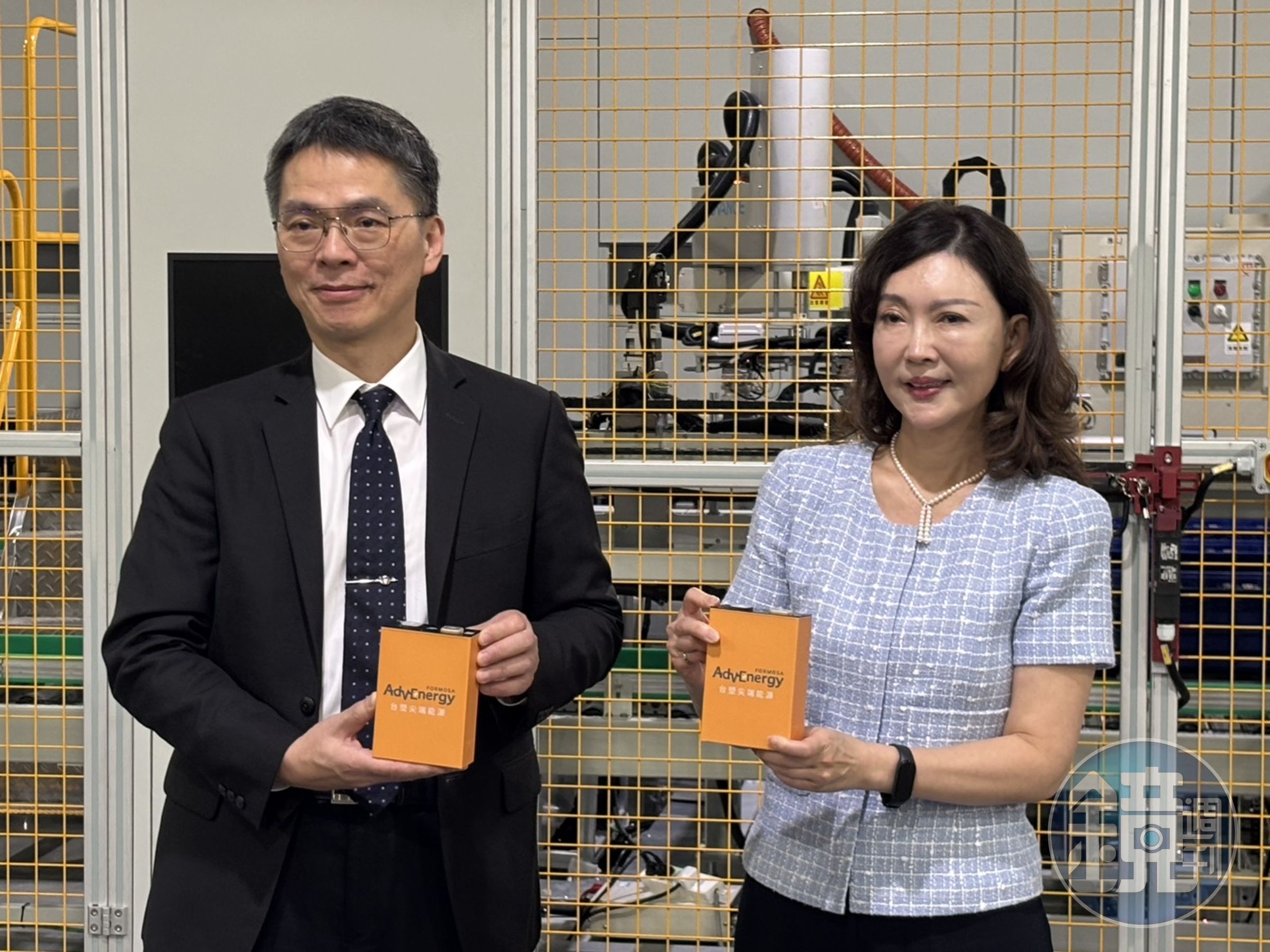 台塑新智能董事長王瑞瑜（右）與總經理劉慧啓（左）共同宣布台塑新智能已買下新的土地，即將砸下數百億元，啟動二期擴建計畫。