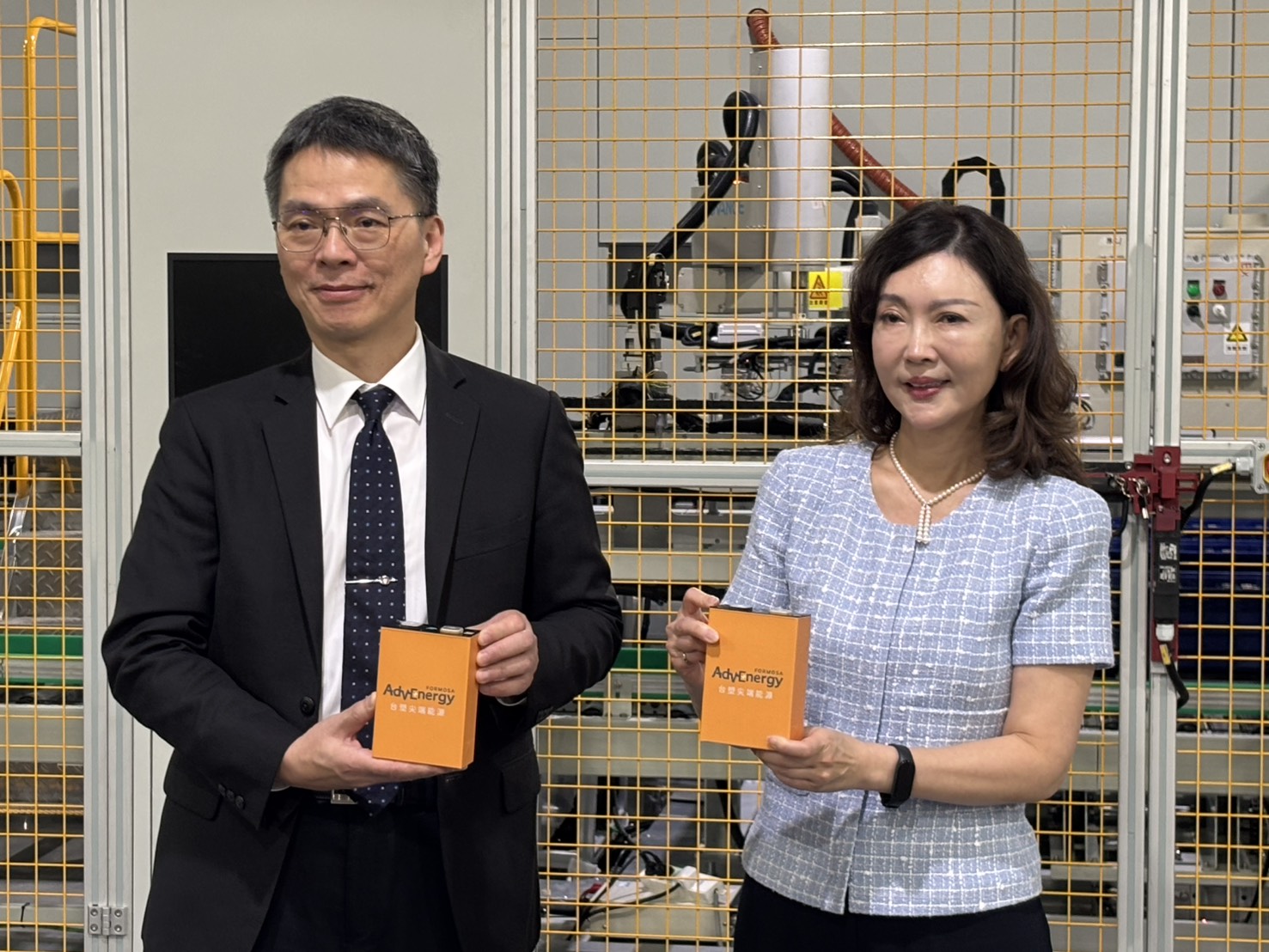 台塑新智能董事長王瑞瑜（右）與總經理劉慧啓（左）共同宣布台塑新智能已買下新的土地，即將砸下數百億元，啟動二期擴建計畫。