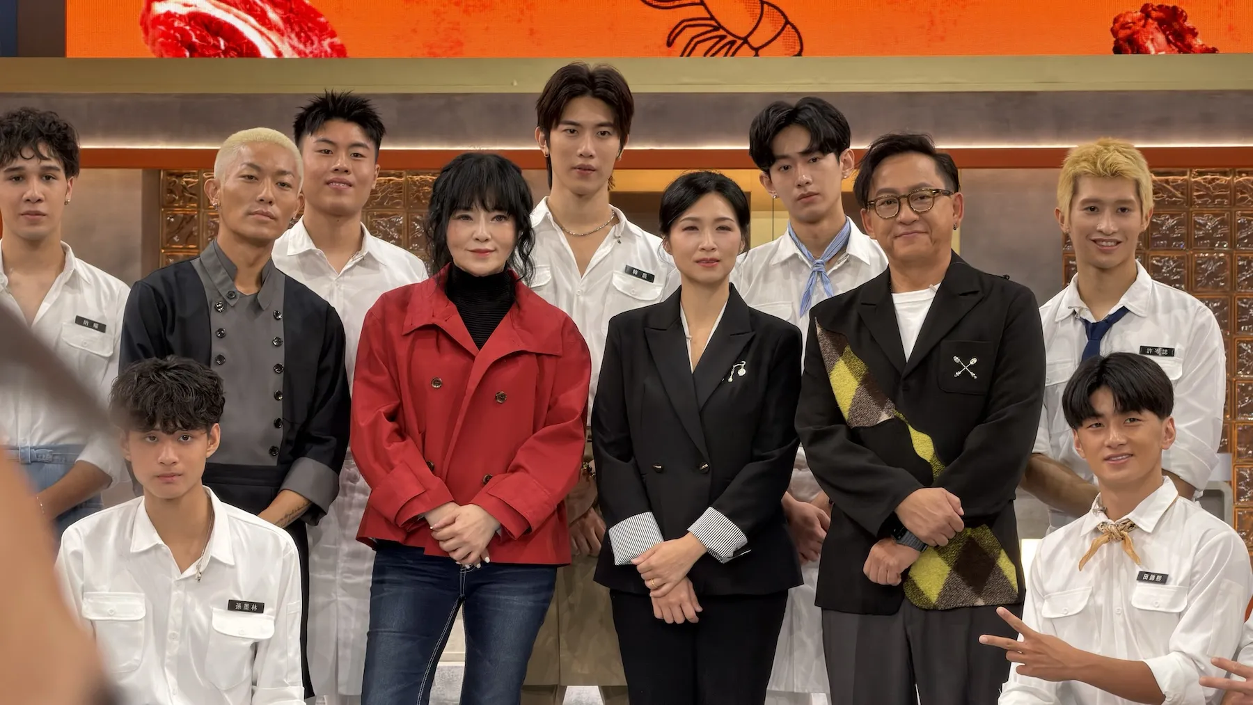 《料理少年王者之路》6日開錄，料理少年們跟評審一路排開。（圖／記者林政平攝）