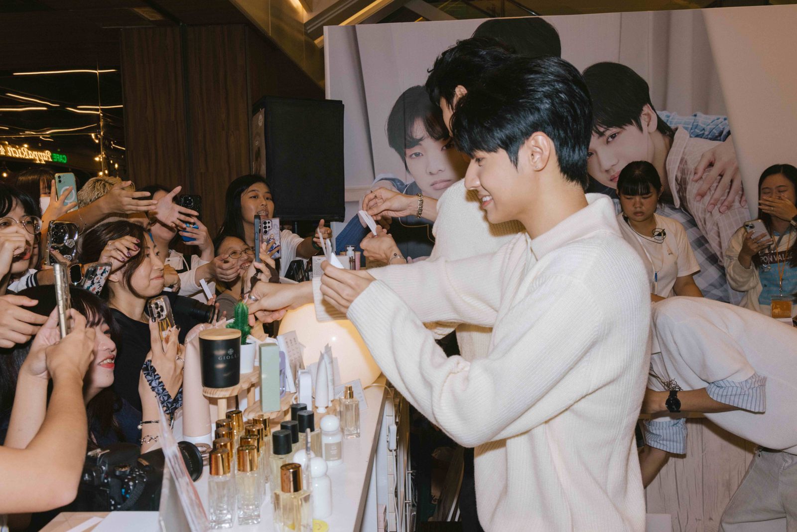 《秘密關係》續集上演？「拓晞CP」香噴噴登場　破300名粉絲擠爆新光三越台中店