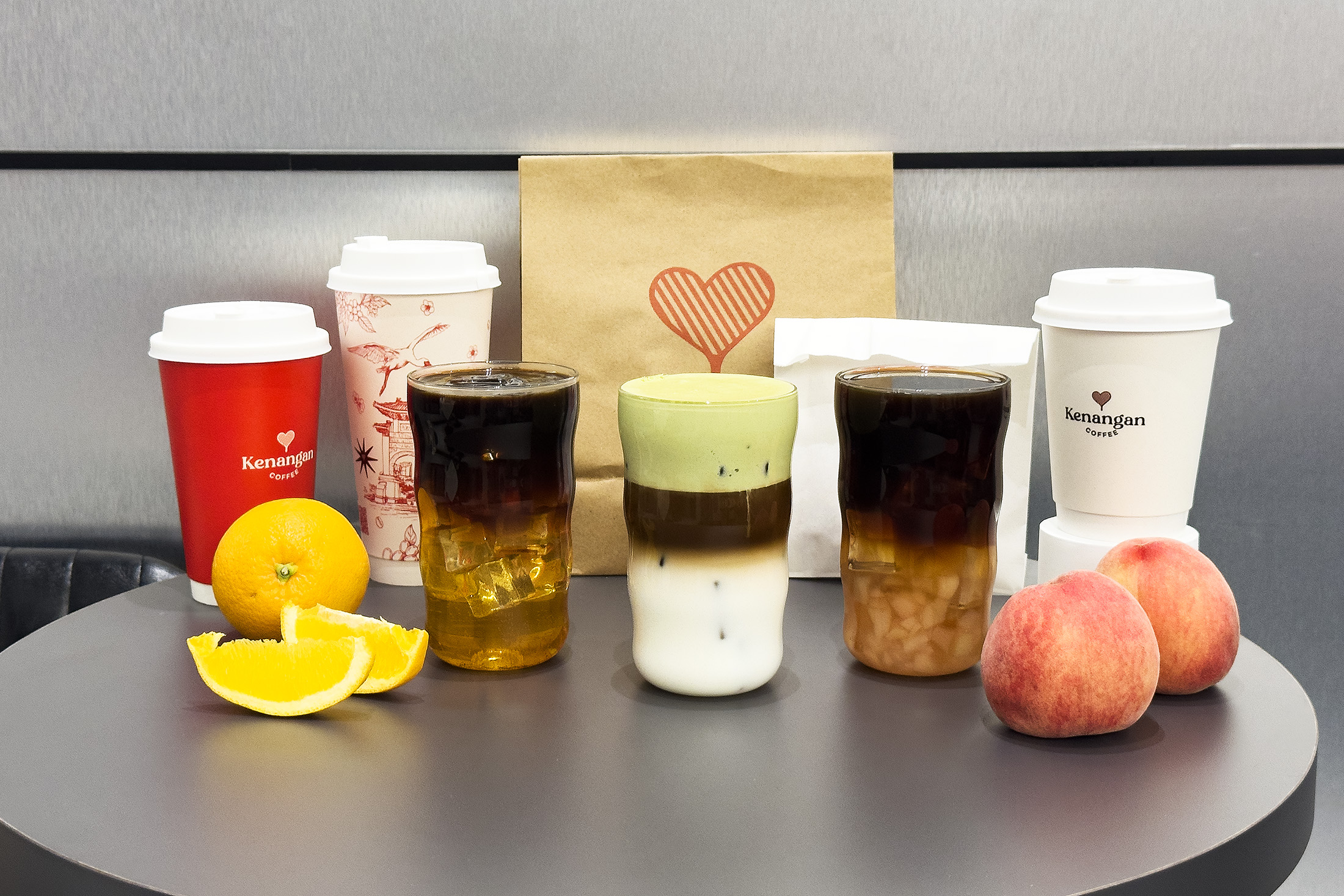 來自印尼的「凱娜克咖啡」透過精品咖啡豆所調製的配方豆為基底，精準拿捏風味與咖啡因之間的平衡。