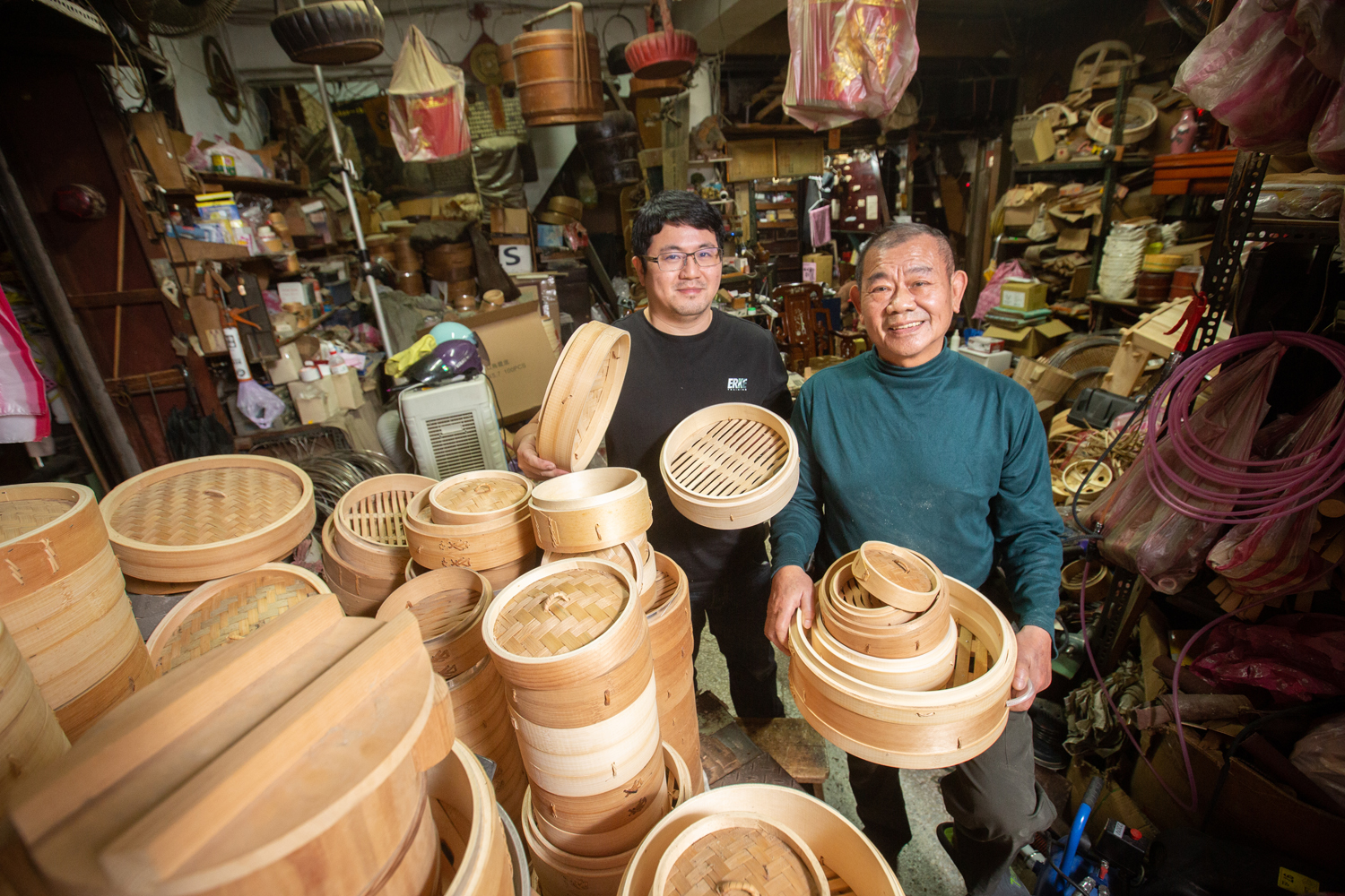 富山蒸籠第三代老闆蕭文清（左）與兒子蕭大為（右）繼承祖輩手藝，在萬華固守百年老店。
