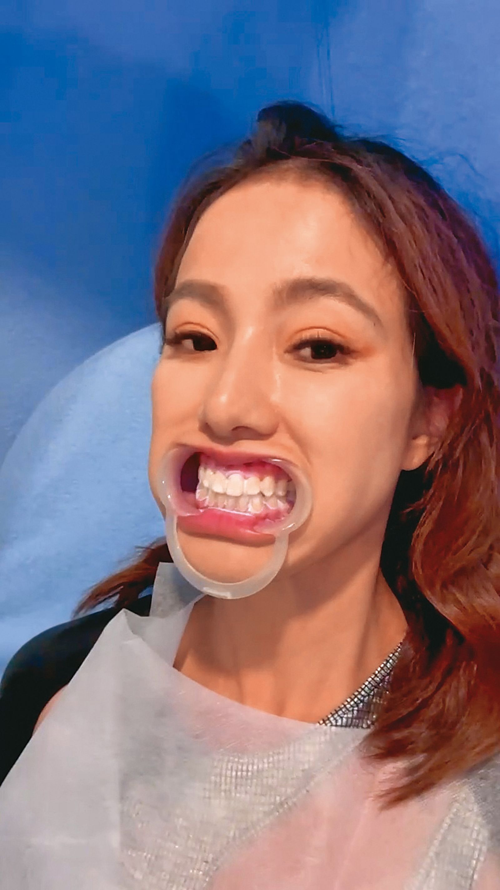 黃瑄投資約60萬元從日本進口牙齒美白設備，正式成為新手老闆娘。（黃瑄提供）