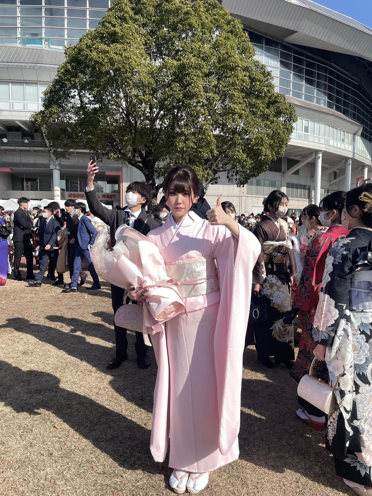 日本網友中村珠愛莉女大十八變，貼出自己去年身穿粉紅色和服參加成年禮的美照。（翻攝@9ninecat_ X）