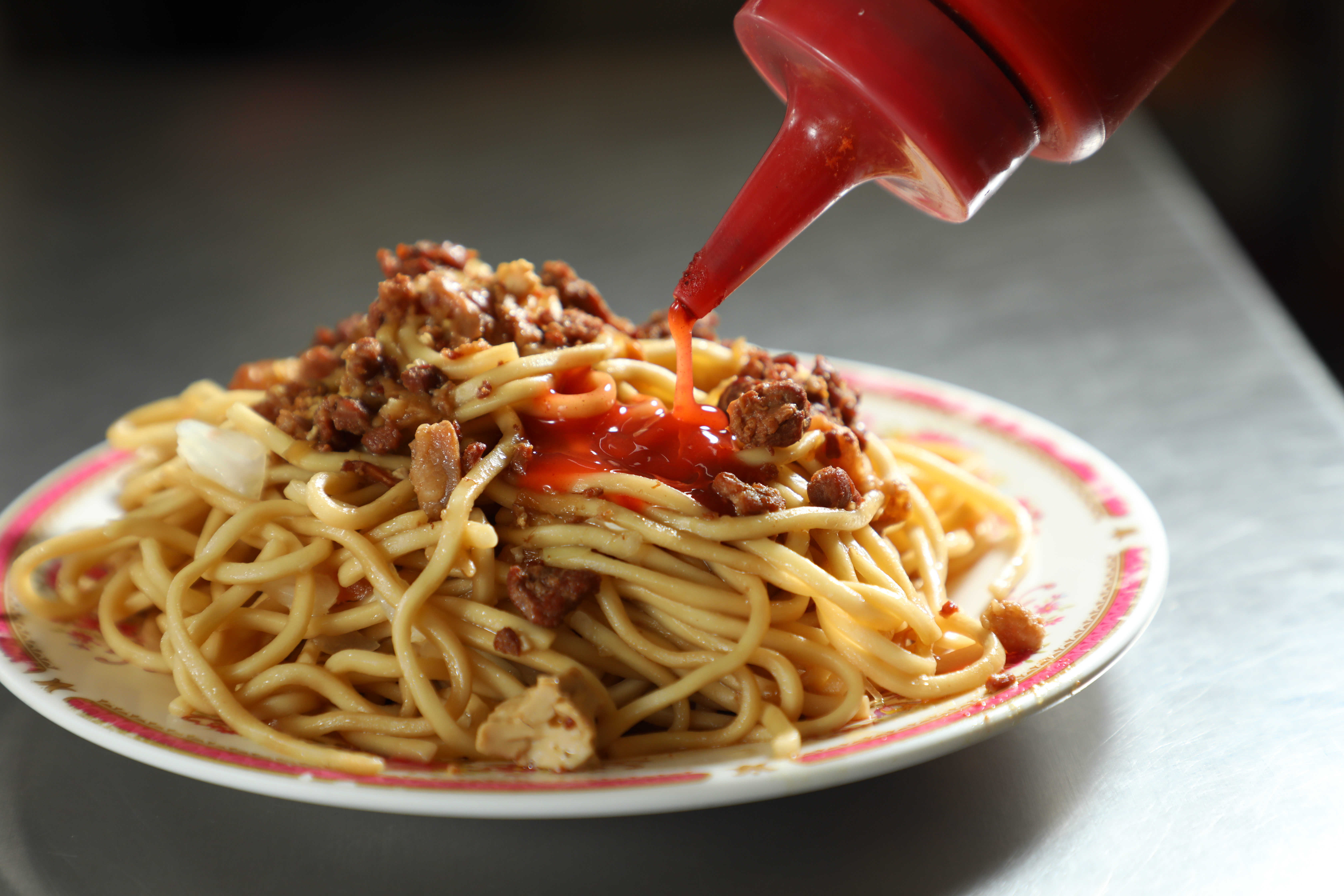 台中式炒麵沒有鑊氣，但多了滷肉的鹹香，淋幾圈東泉辣椒醬更夠味。
