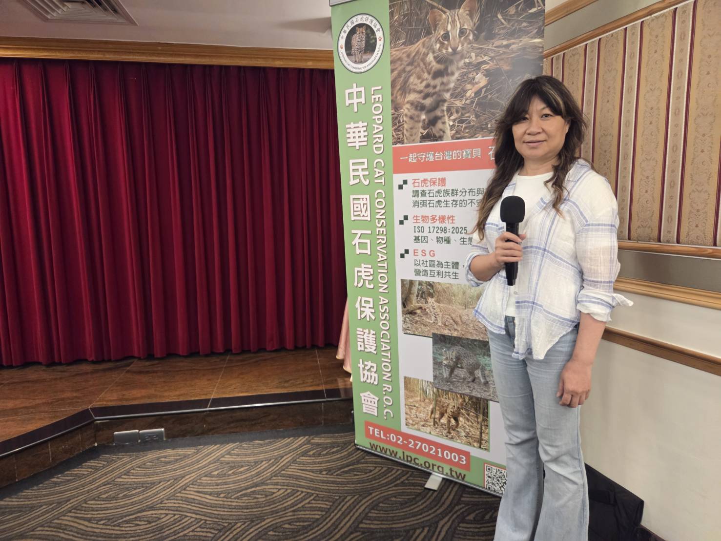 中華民國石虎保護協會理事賴玉菁向本刊說明保育石虎計畫，將在烏來地區架設生態相機長期觀察，並在大安溪一帶建立石虎生態廊道。記者林俊宏攝