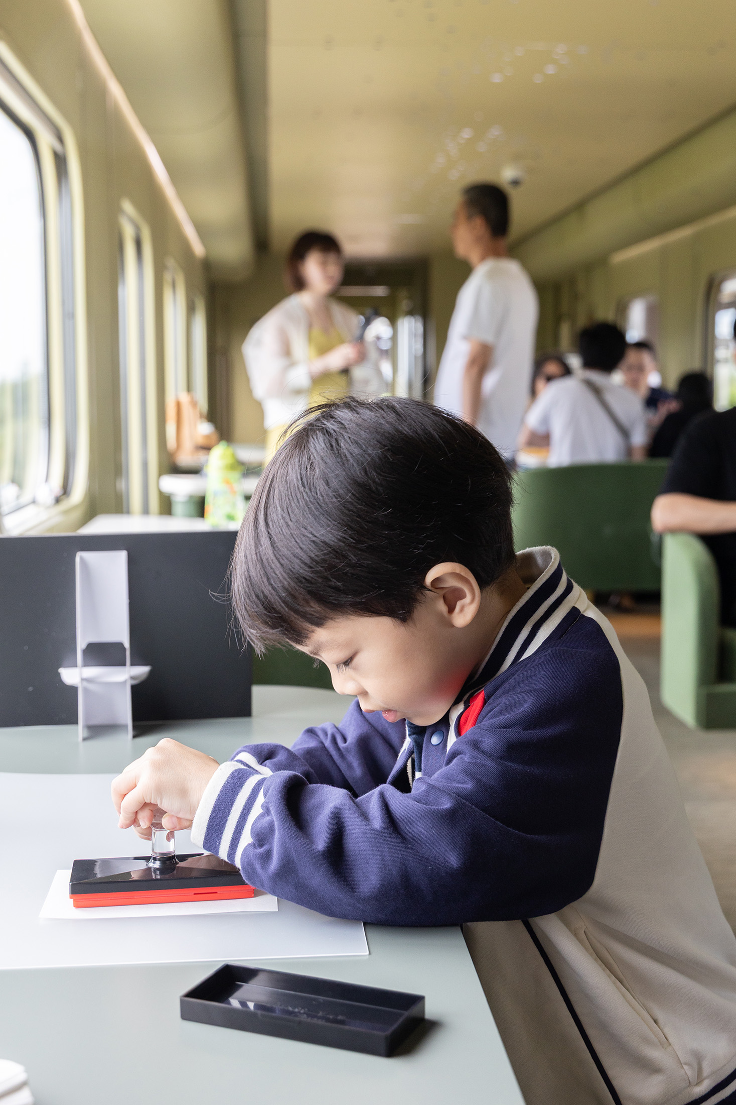 列車上提供精緻的車身圖案戳章，讓旅客在明信片上蓋章留念。