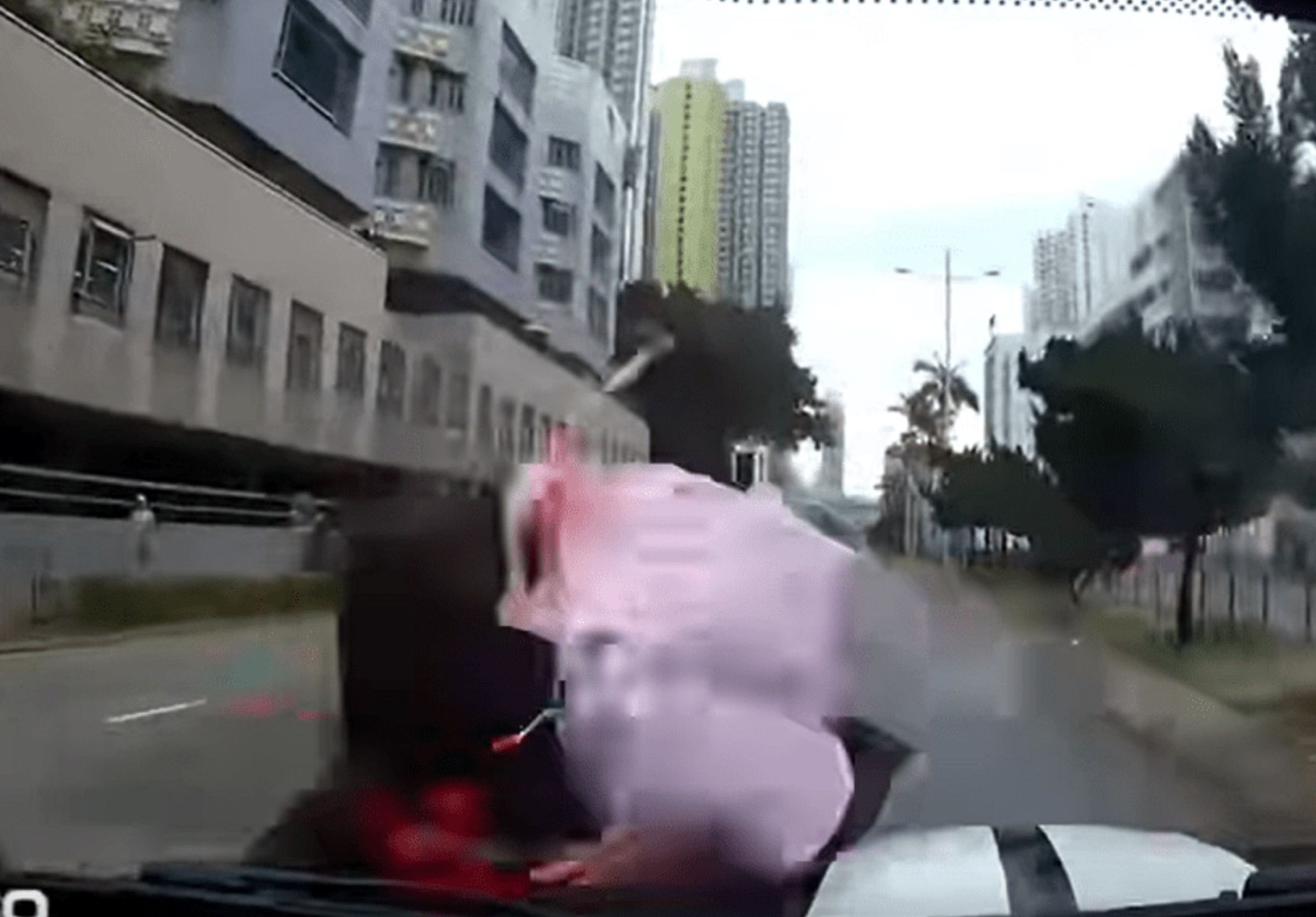 影片曝光隨即引發網友議論，紛紛痛批媽媽亂衝馬路的行為太誇張。（翻攝「香港突發事故報料區」臉書）