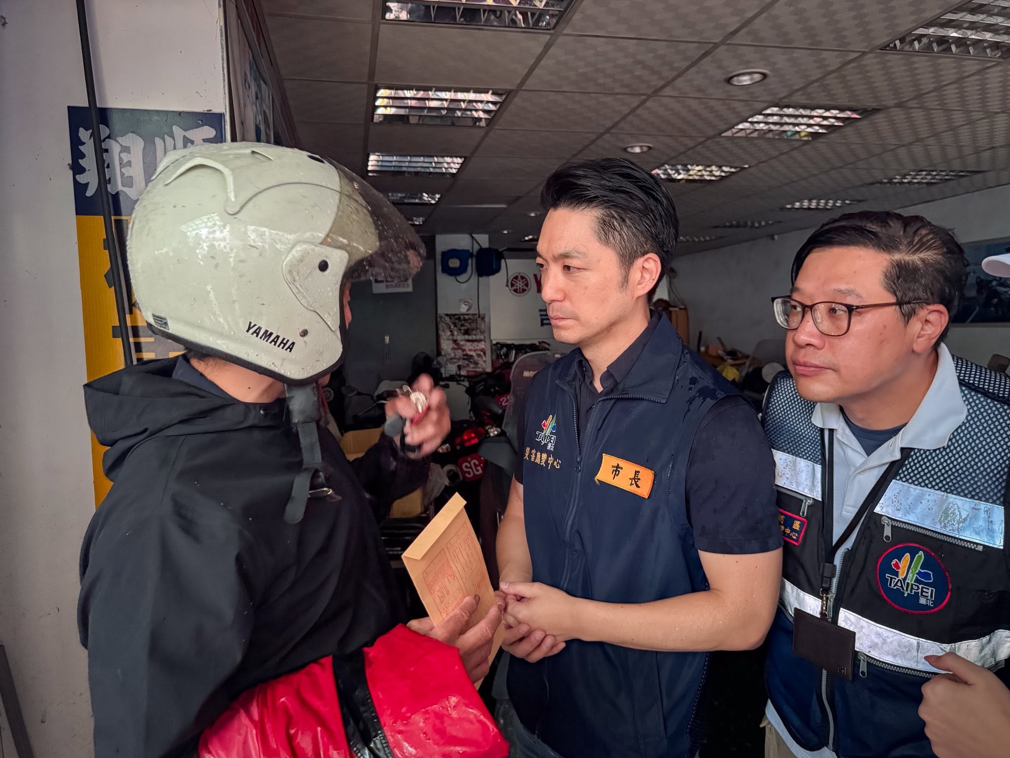 蔣萬安日前到內湖對淹水受災戶發放慰問金，卻傳出有4樓住戶也領到。（翻攝自蔣萬安臉書）