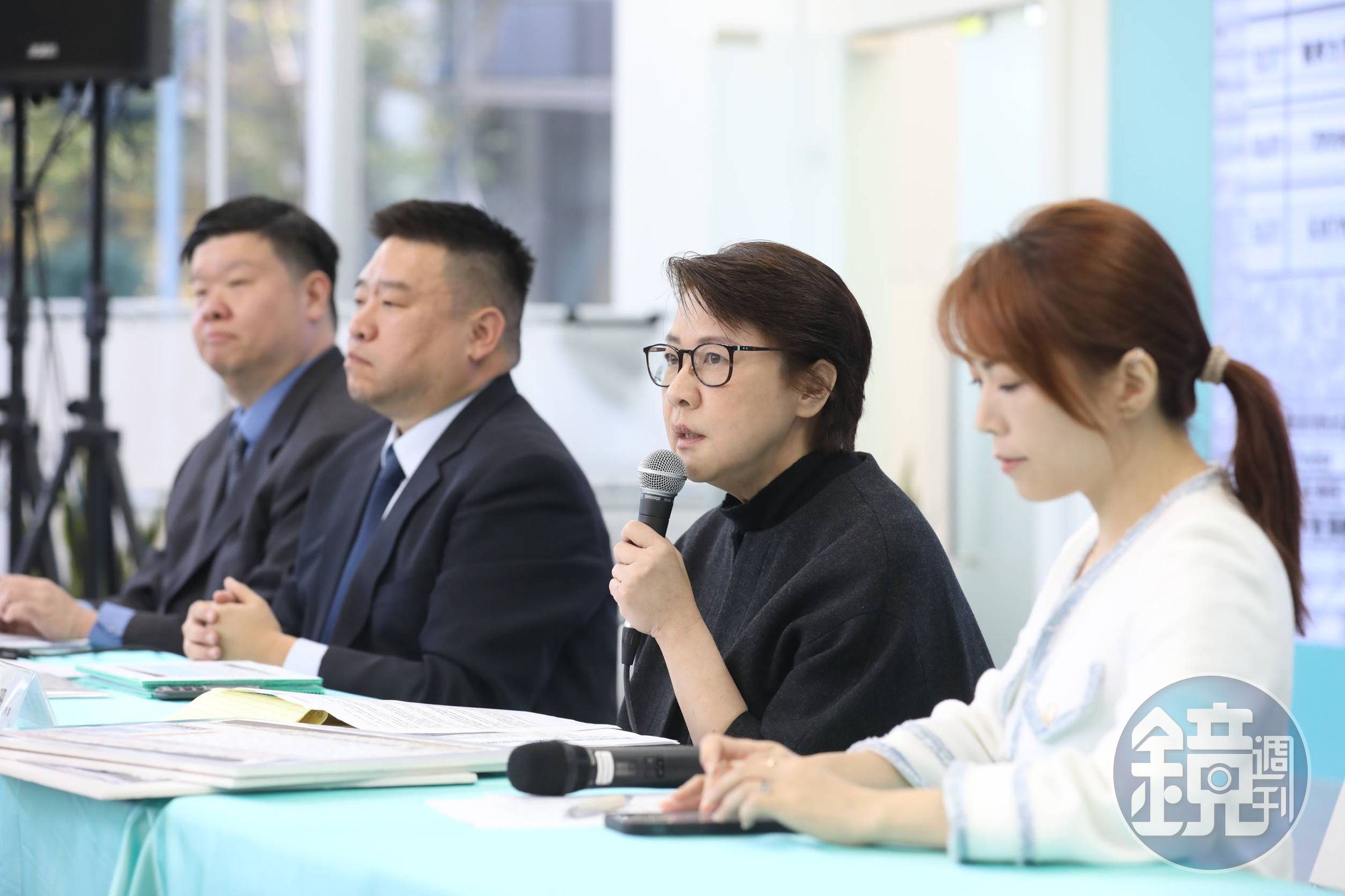 黃珊珊（右2）今召開記者會拒絕重審民調，侯友宜競選辦公室表示極度遺憾，並提出2點回應，稍晚還會召開回應記者會。