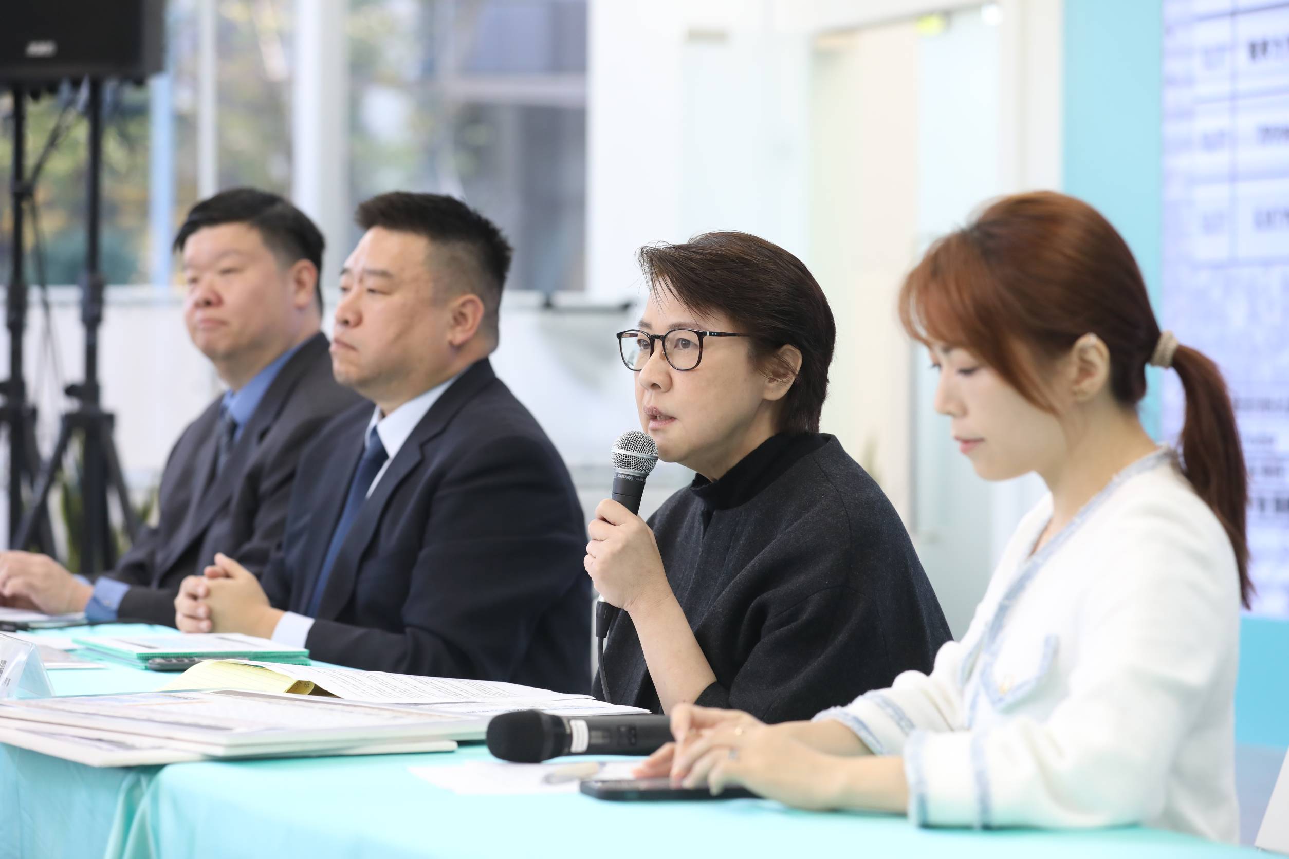 黃珊珊（右2）今召開記者會拒絕重審民調，侯友宜競選辦公室表示極度遺憾，並提出2點回應，稍晚還會召開回應記者會。