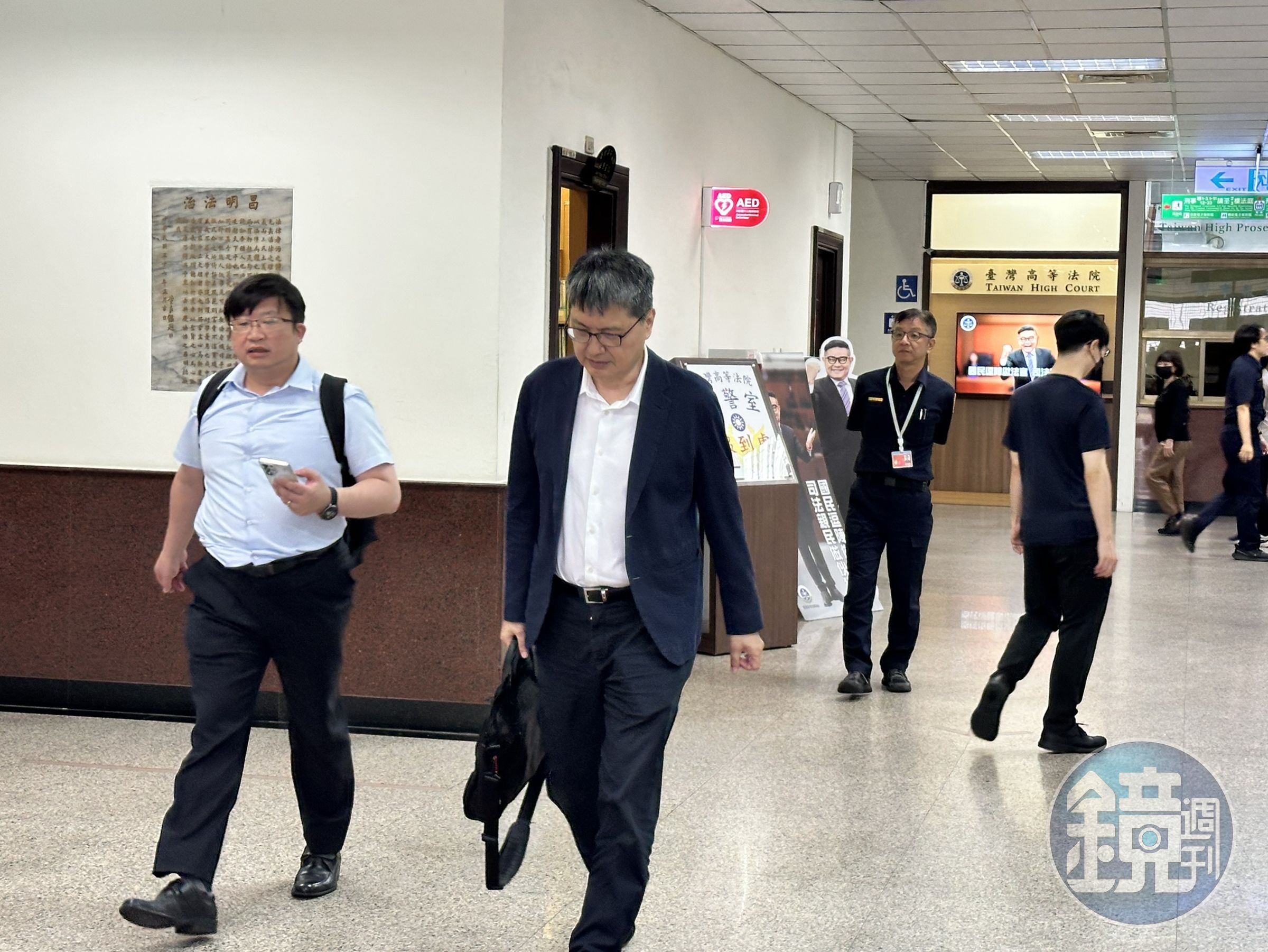 前檢察官李進誠(前排低頭者),擔任金管會檢查局局長時涉洩密友人放空勁永股票。