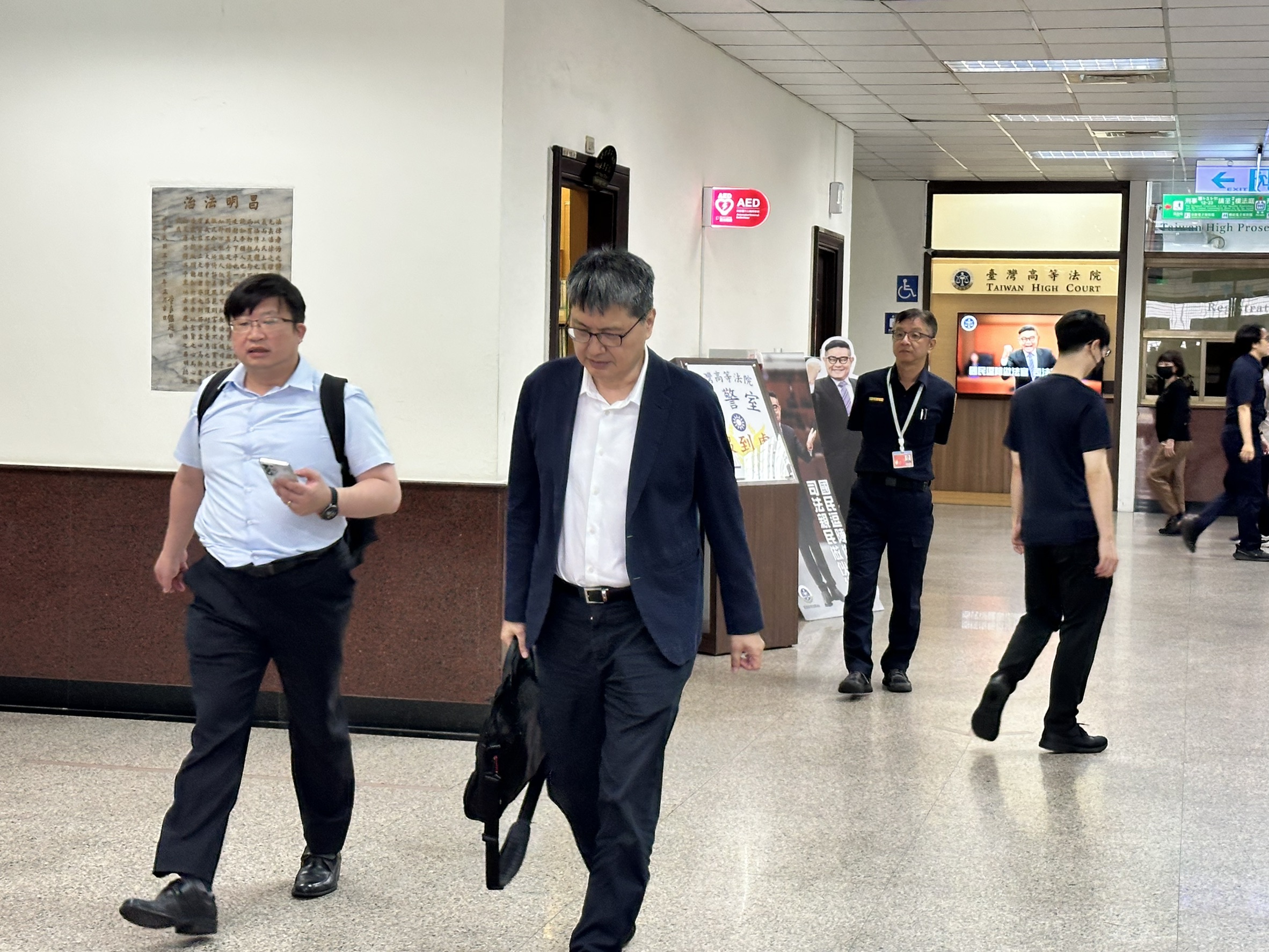 前檢察官李進誠（前排低頭者），擔任金管會檢查局局長時涉洩密友人放空勁永股票。