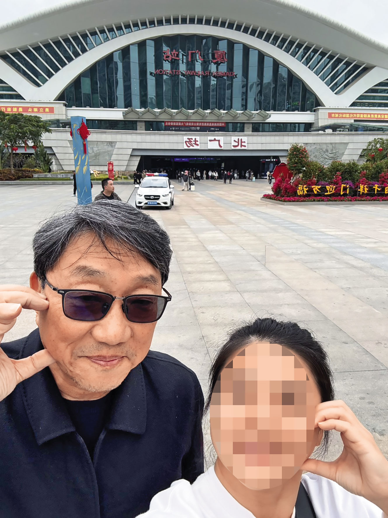 長榮大學副教授張振平（左）與Ａ小姐（右）交往期間，留下「臉頰愛心」的甜蜜合照。（讀者提供）