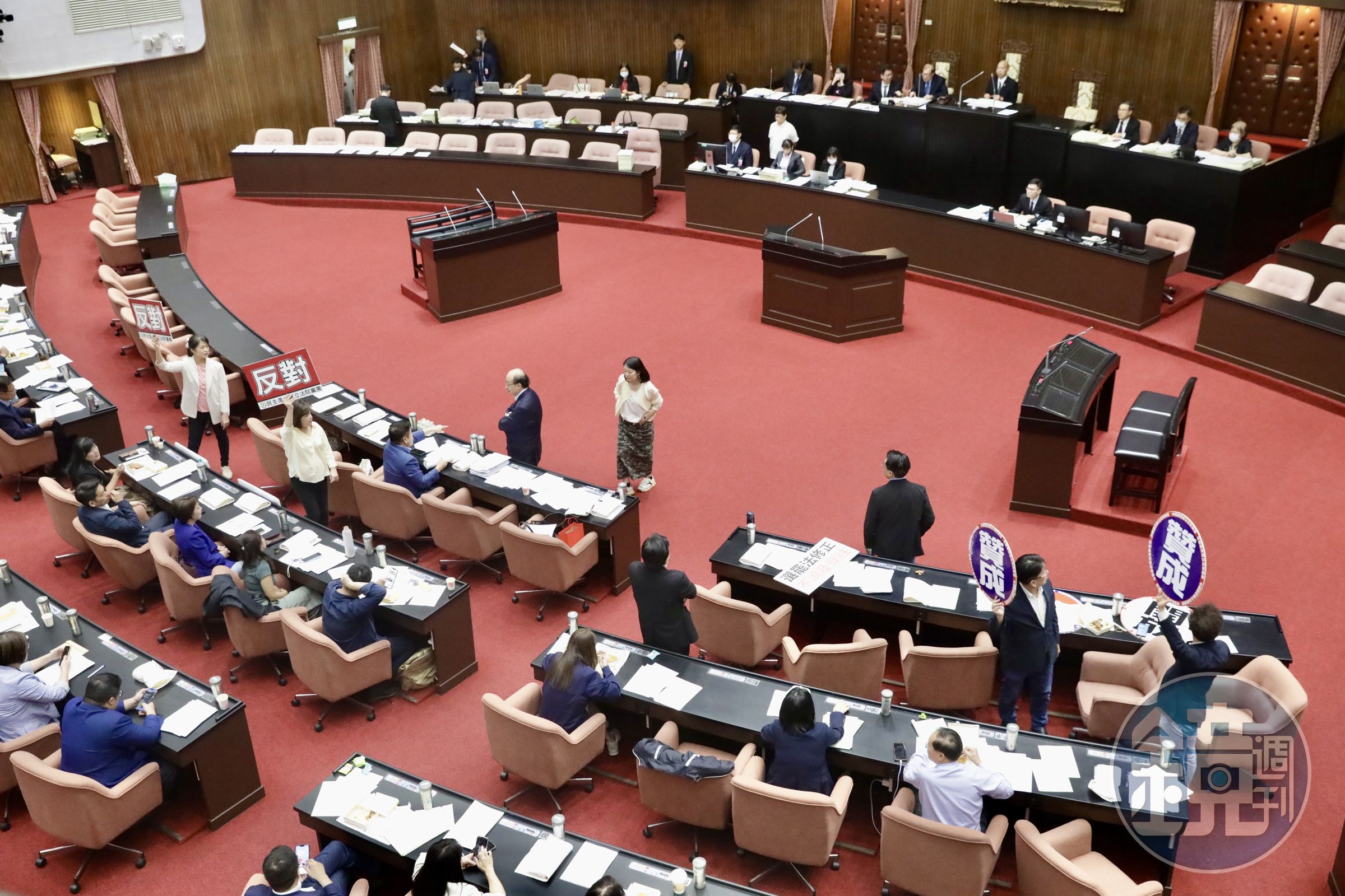 立法院會今針對國民黨提案將《選罷法》修正草案逕付二讀,民眾黨助攻通過表決,引發綠營痛批。