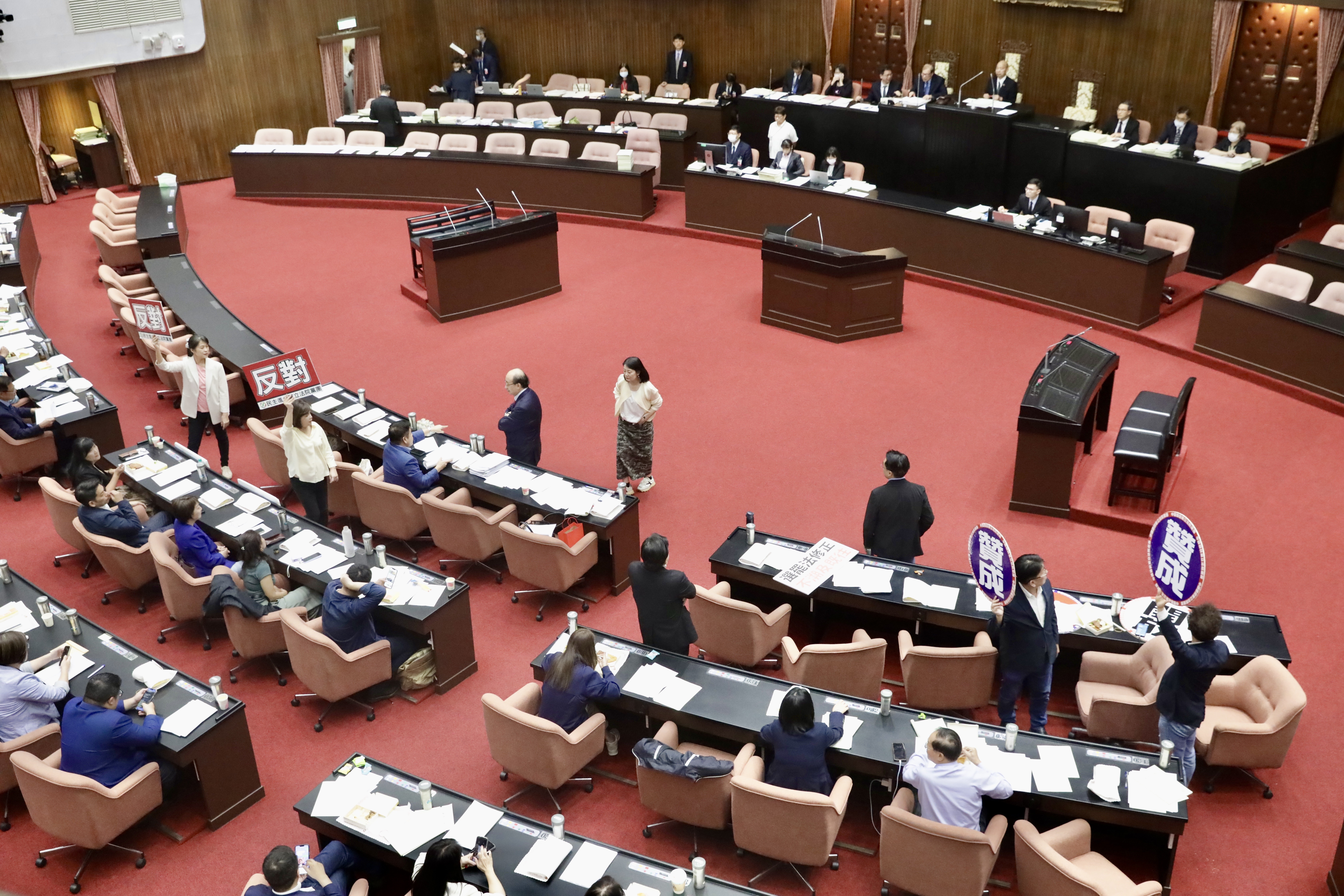 立法院會今針對國民黨提案將《選罷法》修正草案逕付二讀，民眾黨助攻通過表決，引發綠營痛批。