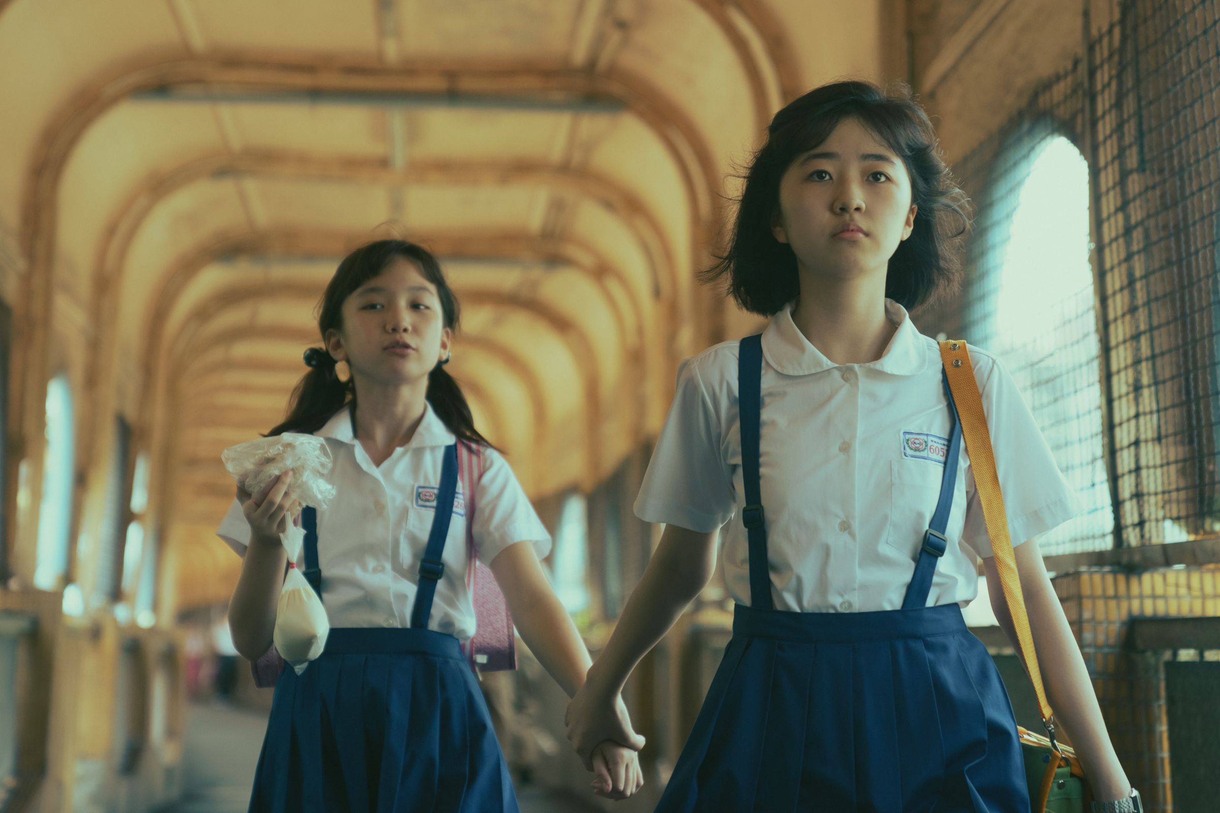 《女孩》中的白小櫻、賴雨霏(左),走過的正是《千禧曼波》裡的基隆中山橋。(甲上娛樂提供)