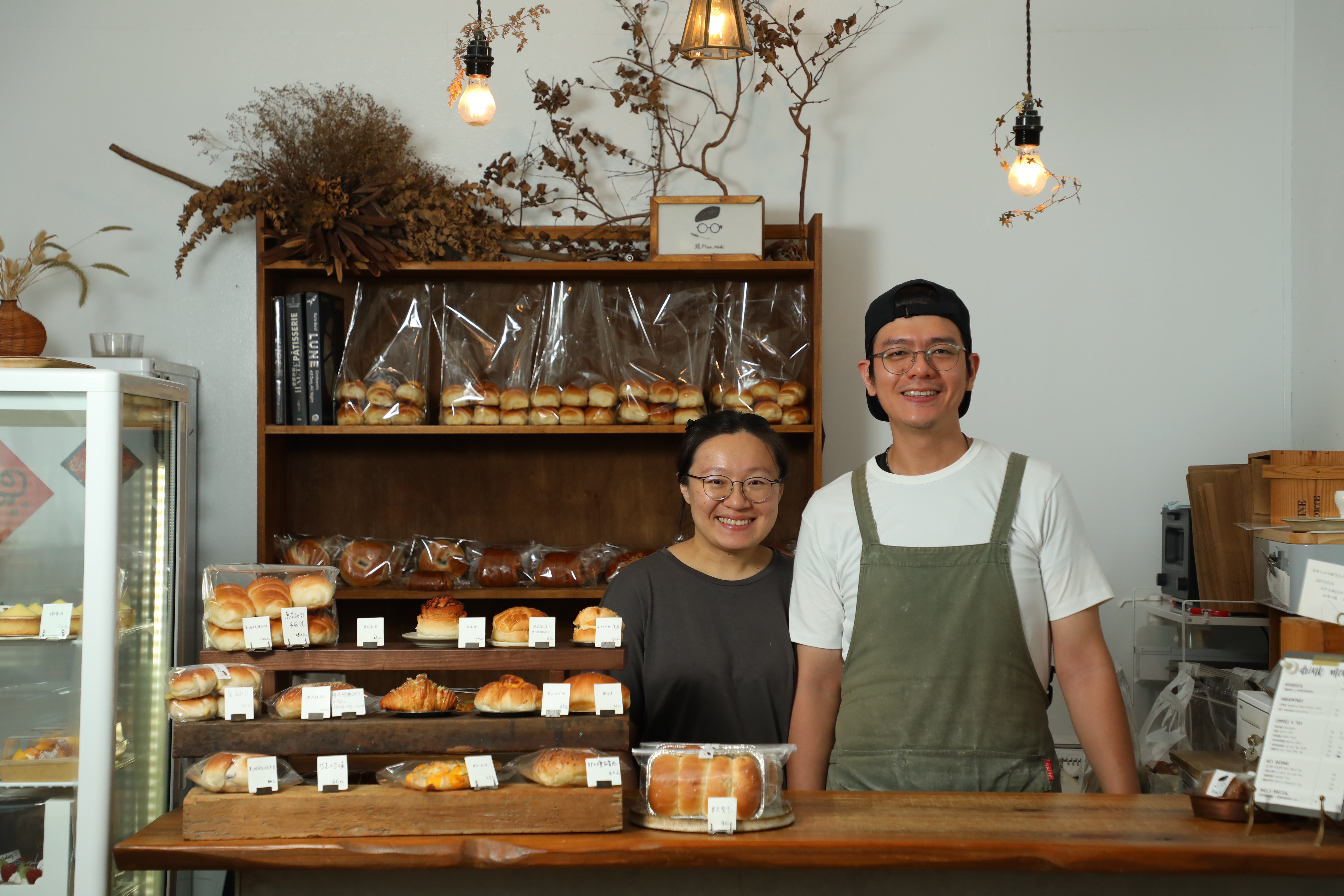 覓manmade」由台中人廖曉萱（左）與香港夫婿鄭敬民（右），從工作室開始，一手打造。