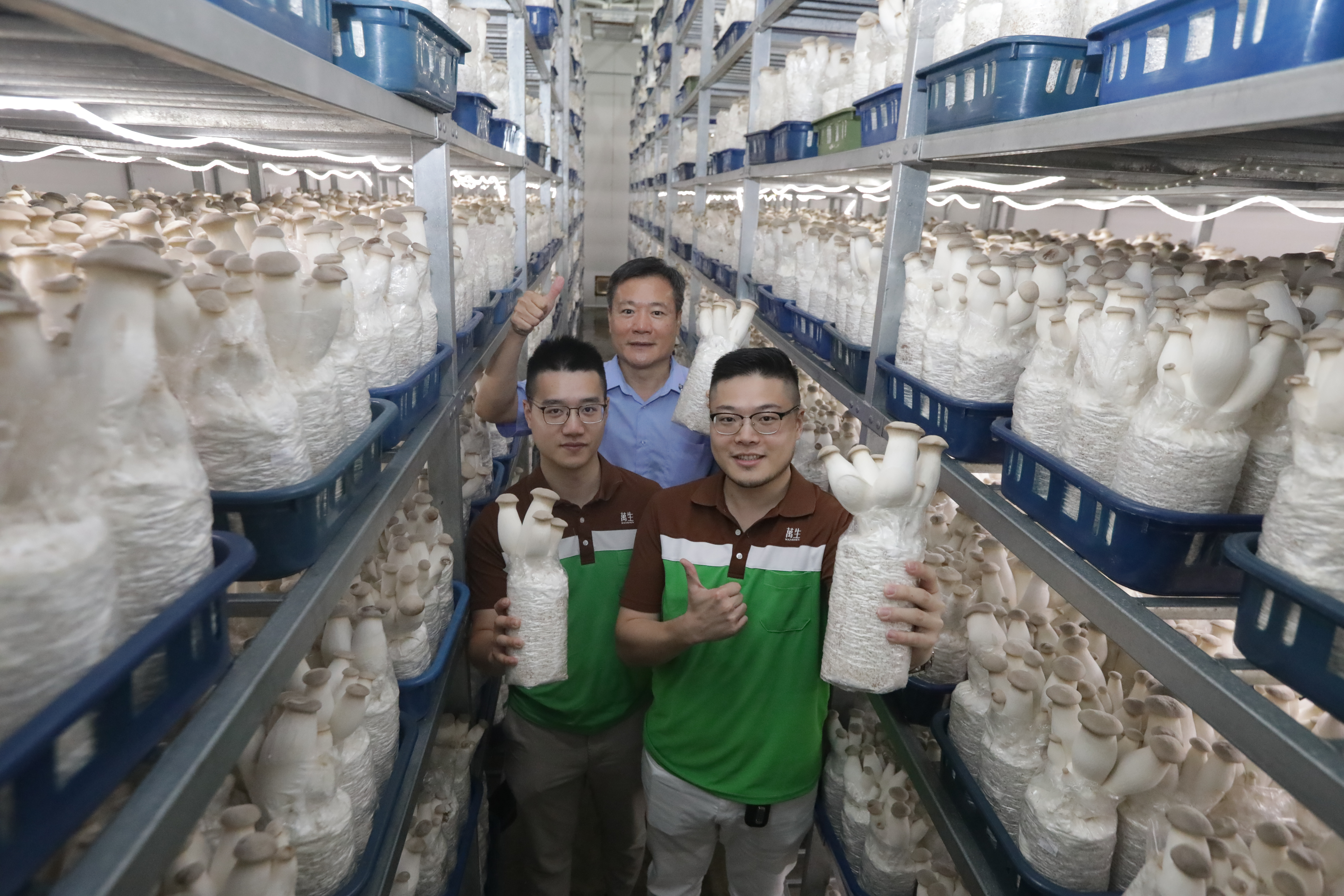 「萬生生技農場」總經理黃聖義（後）與兒子黃文賢（右前）、黃文凱（左前）。
