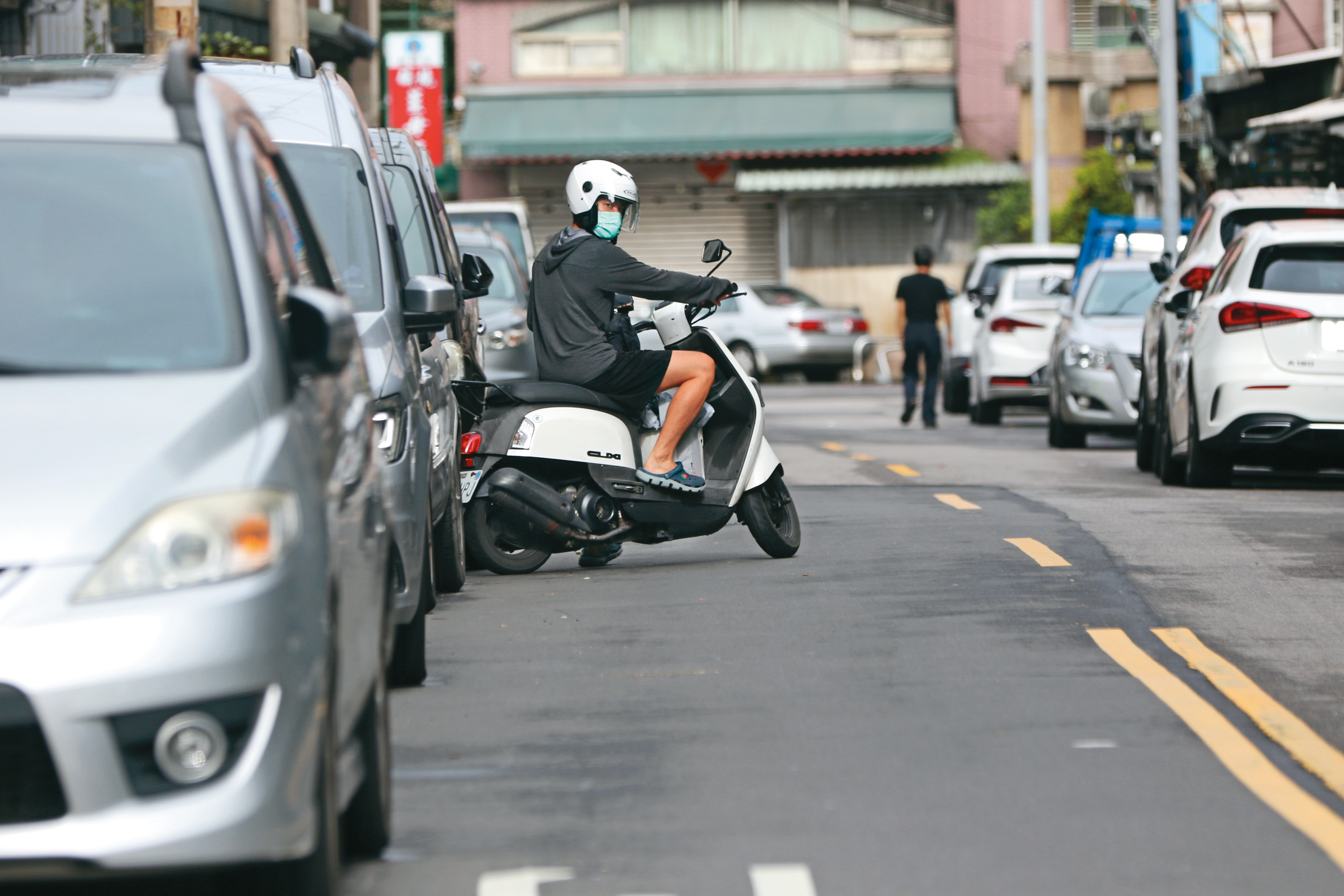 本刊2022年曾直擊許仁杰與謝京穎鬼祟約會，而且線報指出當時男方已經幾乎不顧家庭。