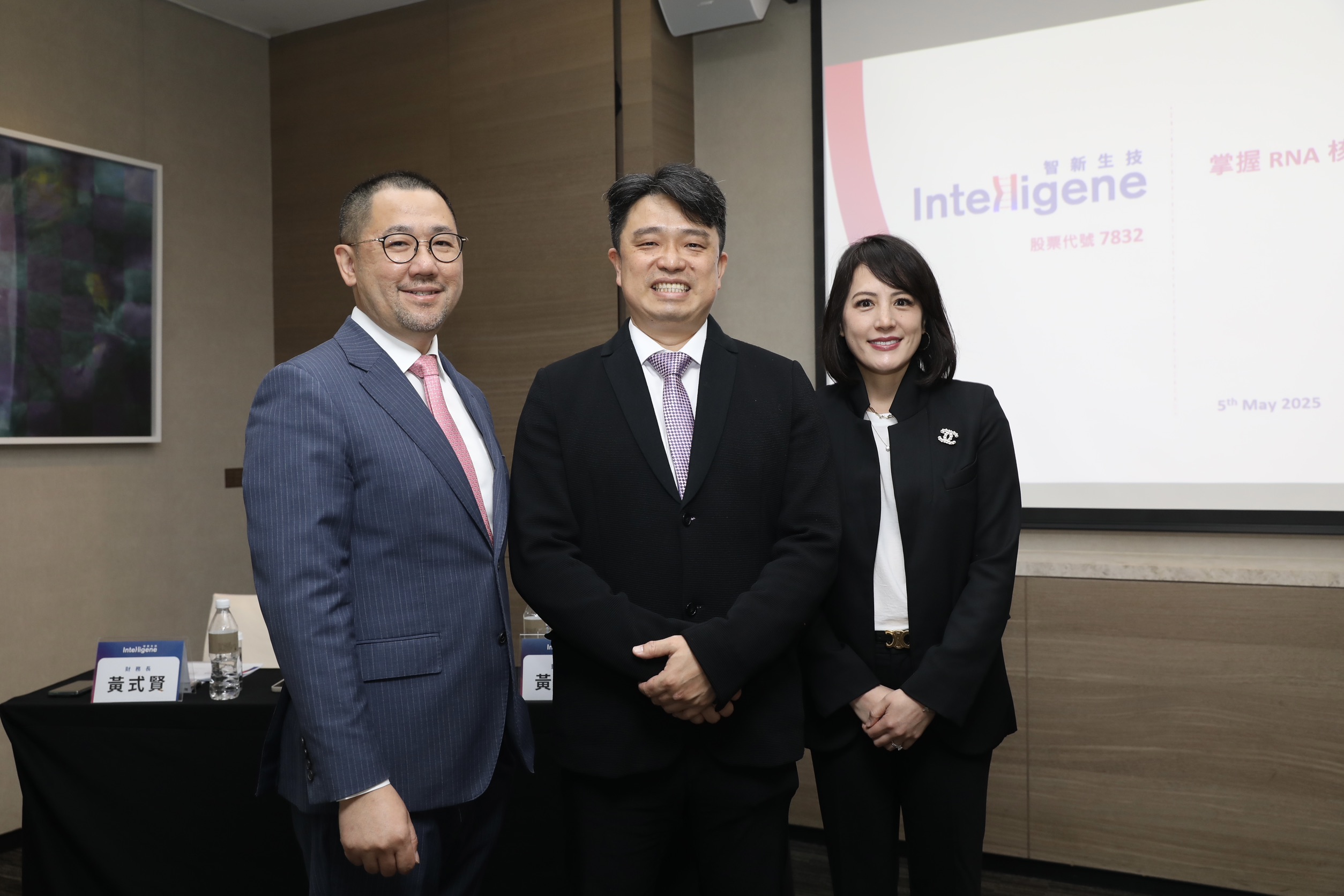 興櫃將迎來RNA核酸新藥研發新兵智新生技。左起智新財務長黃式賢、董事長兼執行長黃先龍、總經理宋佩怡。