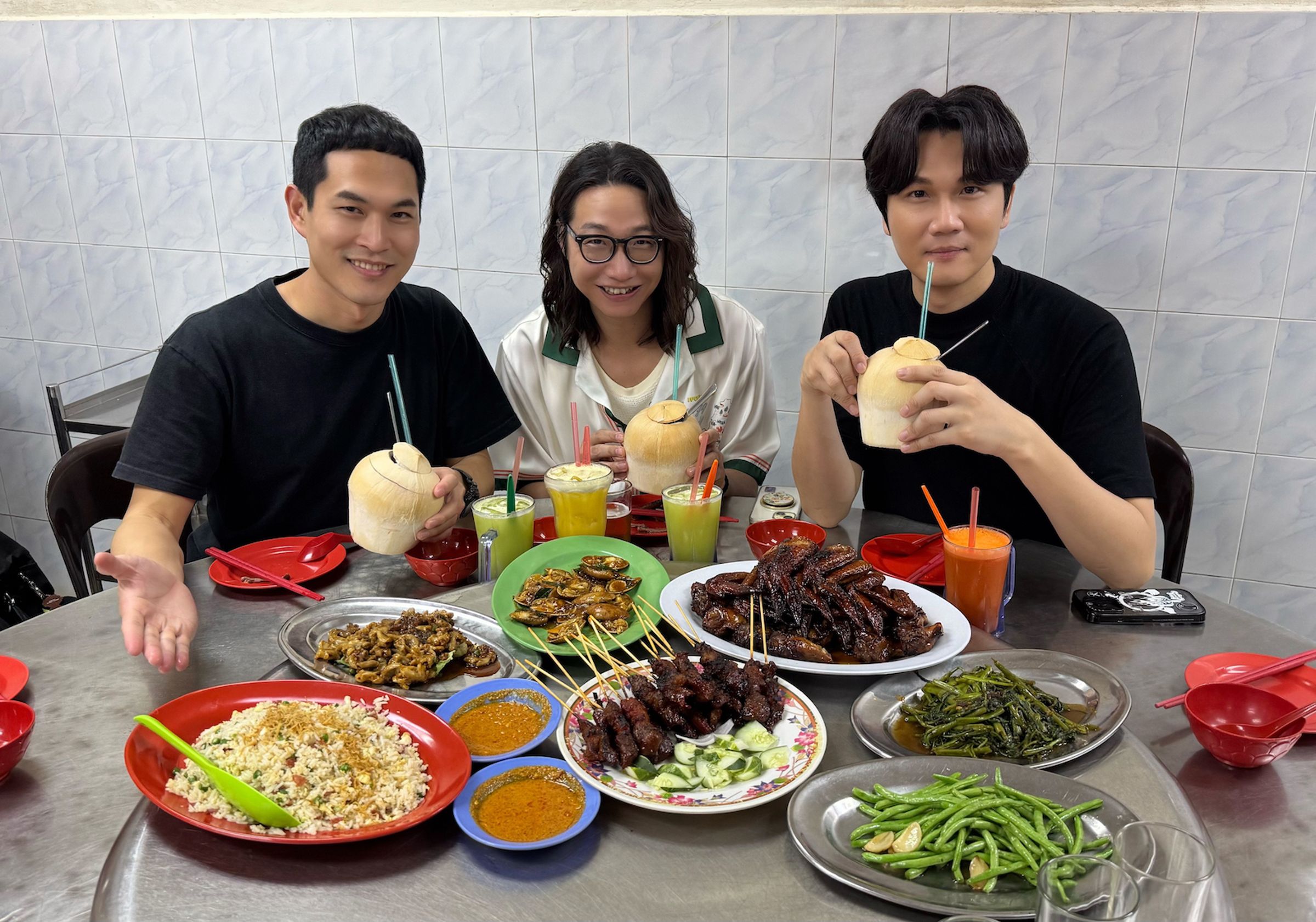 宇宙人享吉隆坡美食饗宴。（相信音樂提供）