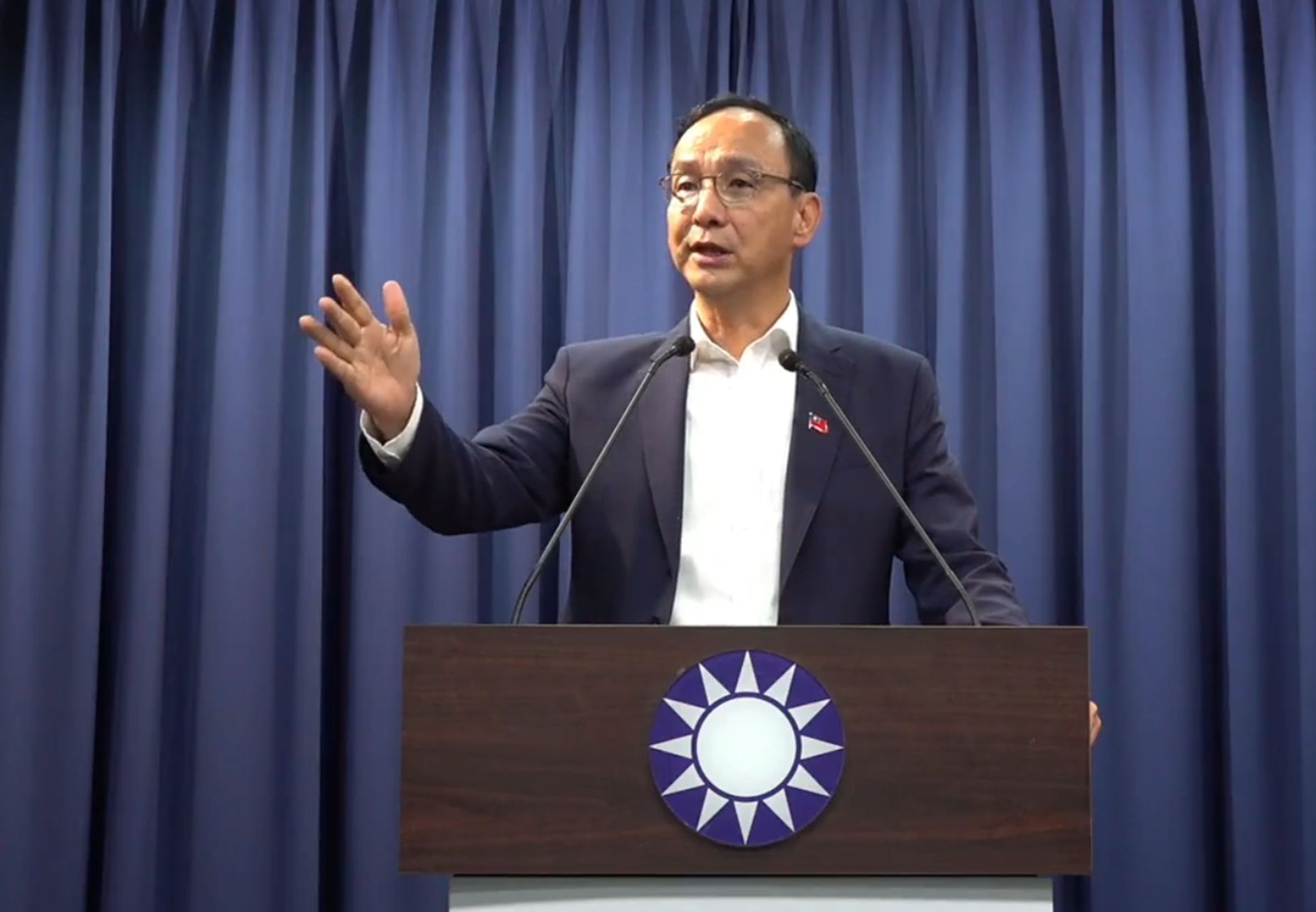 國民黨主席朱立倫下午則緊急召開記者會，親上火線再向柯喊話。（翻攝自國民黨臉書）