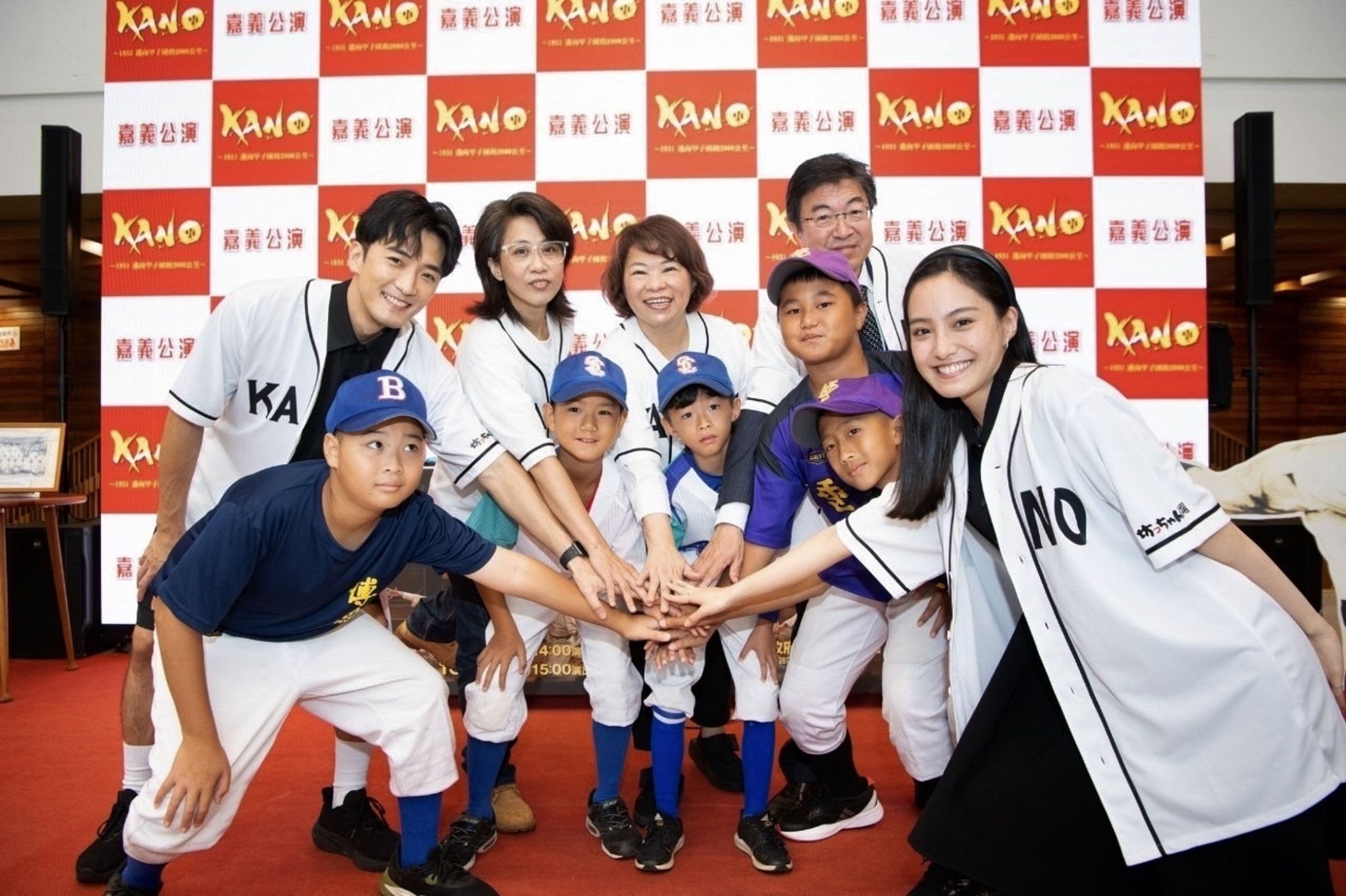 音樂劇《KANO～1931，邁向甲子園的 2000公里～》以《KANO》片中的棒球教練近藤兵太郎故事為主軸，因此大家都穿上球衣亮相。（幸星娛樂提供）