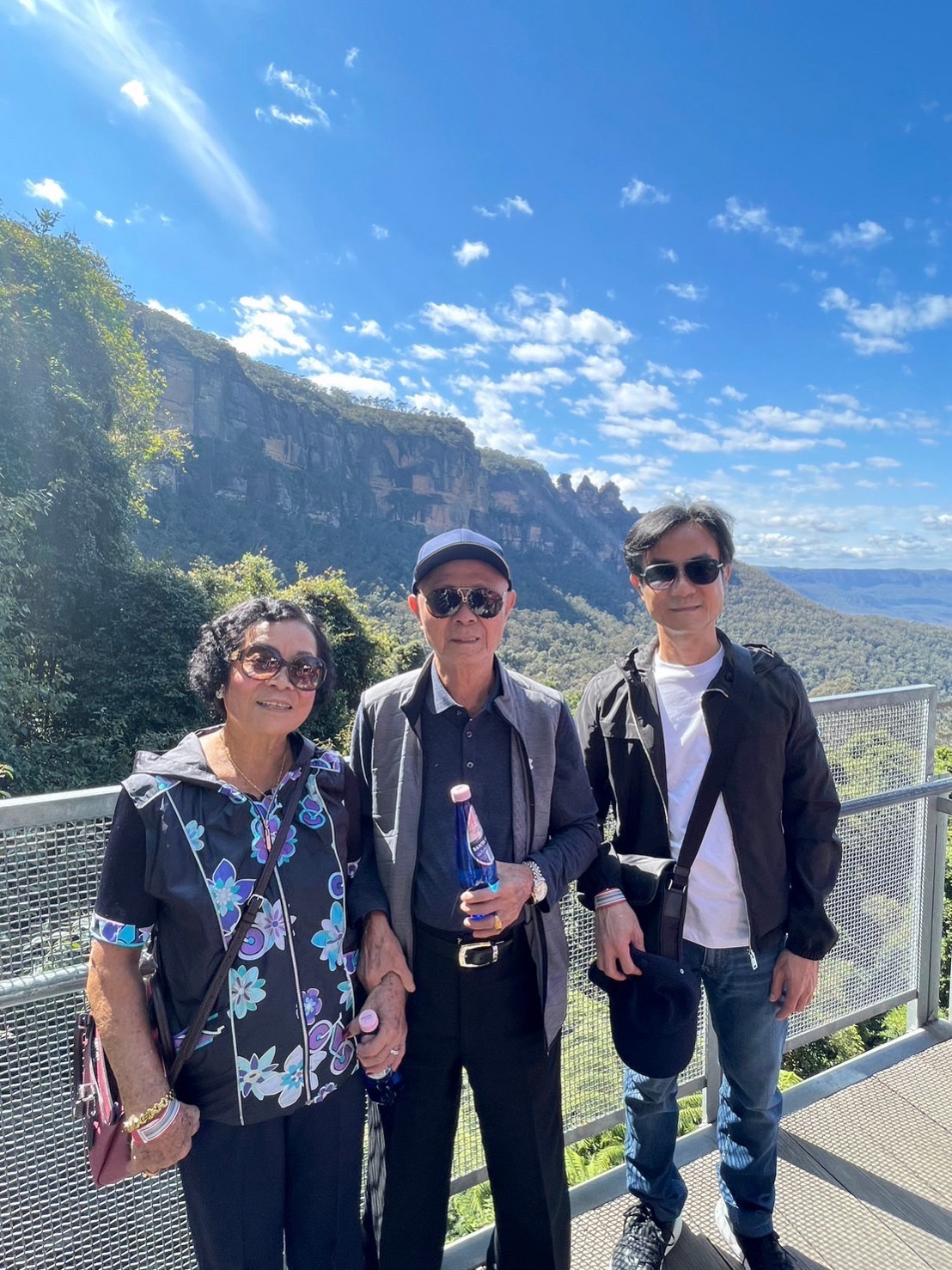 出身台南新營的黃仲銘（右），從小家境雖清苦，但父母卻非常有遠見栽培他讀書翻轉人生。（黃仲銘提供）