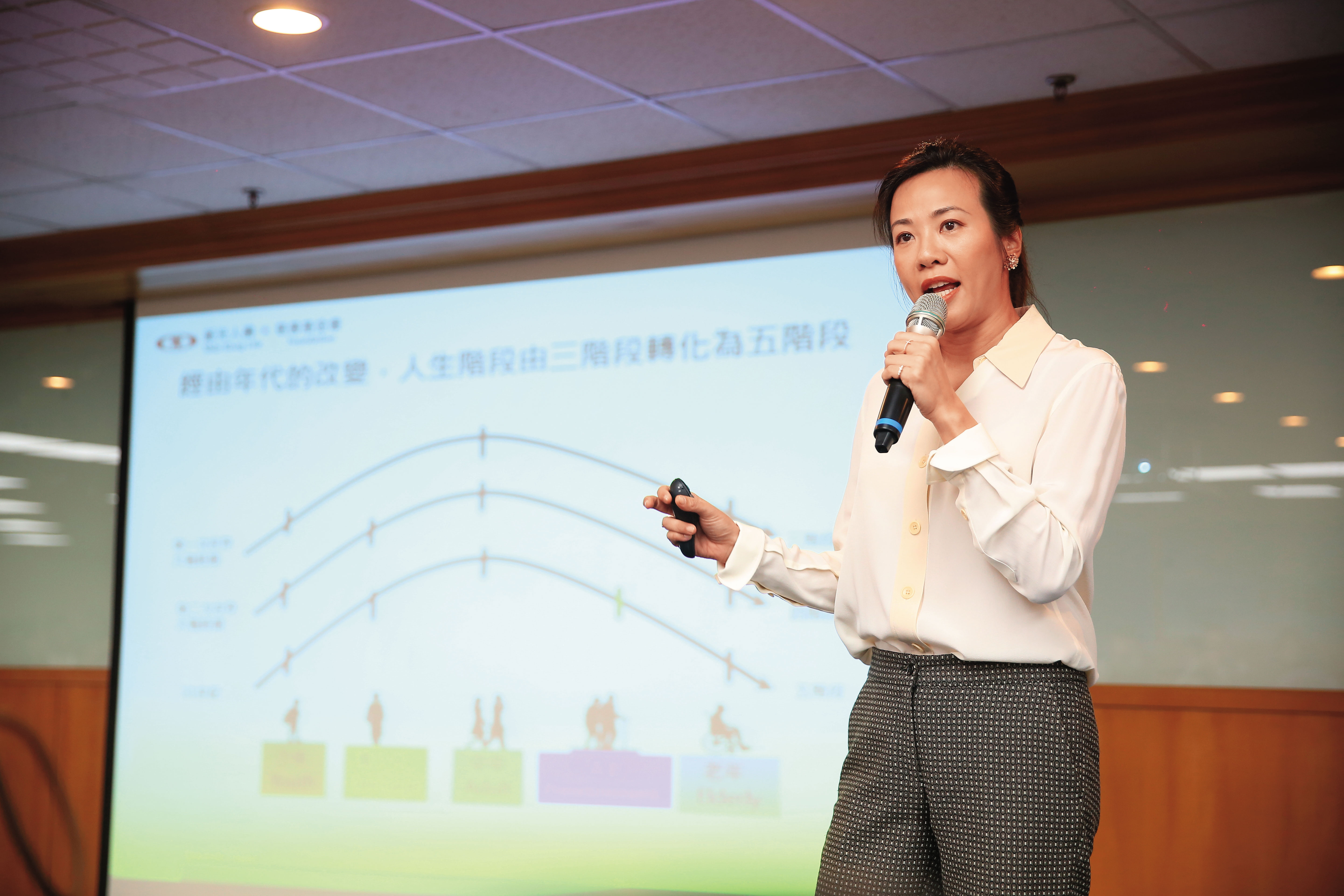 吳欣盈出身新光集團,從爸爸、外公到叔叔、舅媽,家族從政史橫跨藍綠光譜。圖為她擔任新光人壽慈善基金會執行長時期。