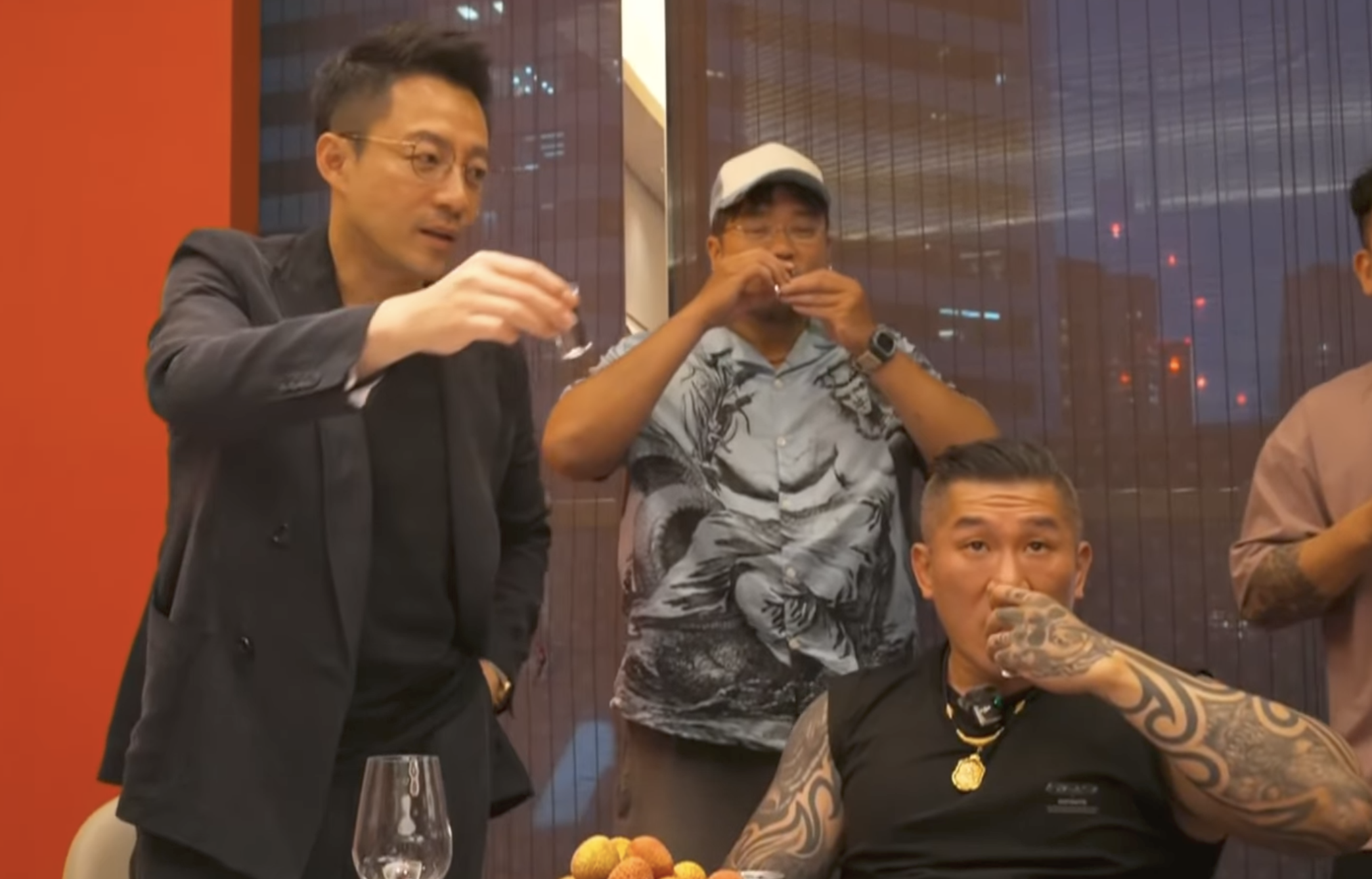 館長和汪小菲合體用餐，台灣饒舌歌手6yi7（中）也是座上嘉賓。（翻攝館長惡名昭彰YouTube）