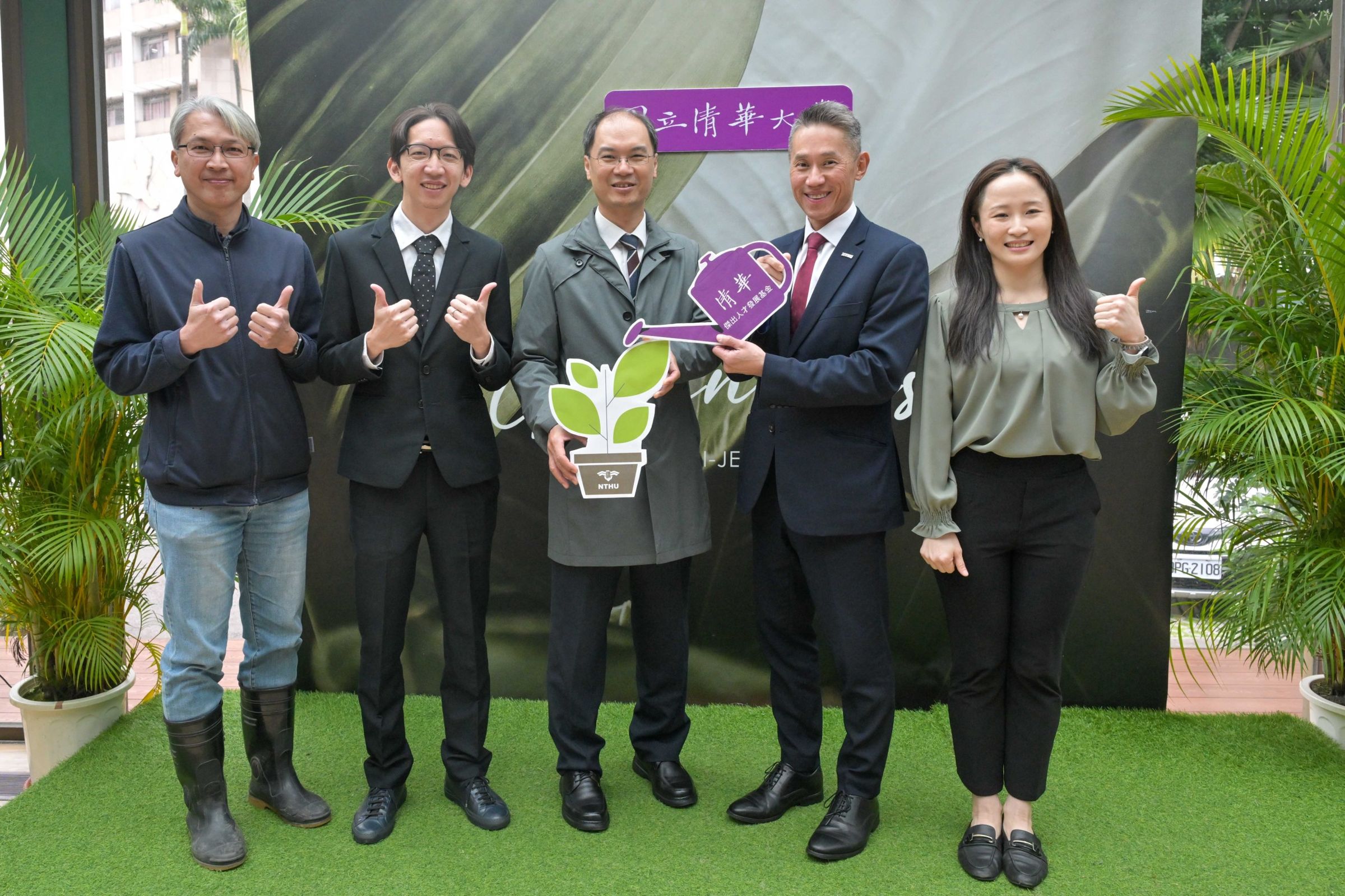清華大學傑出人才基金獎勵逾3百位教師和職員。左起為「行政紫荊獎」得主環安中心環保組組長吳瑞祥、獲頒「聯詠傑出人才講座」獎勵的電機系教授李祈均、研發長邱博文、校長高為元、獲頒「清鏡傑出年輕學者」的運科系副教授曾鈺婷。（清華大學提供）