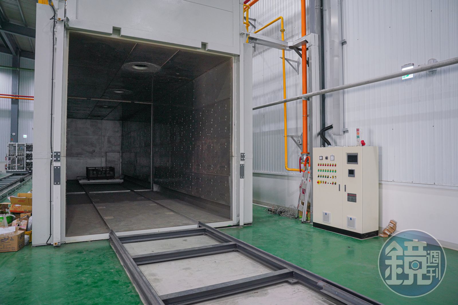 益材的火箭廠有巨大的火箭烤箱，用來低溫烘烤纏繞完的火箭燃料槽外殼。 