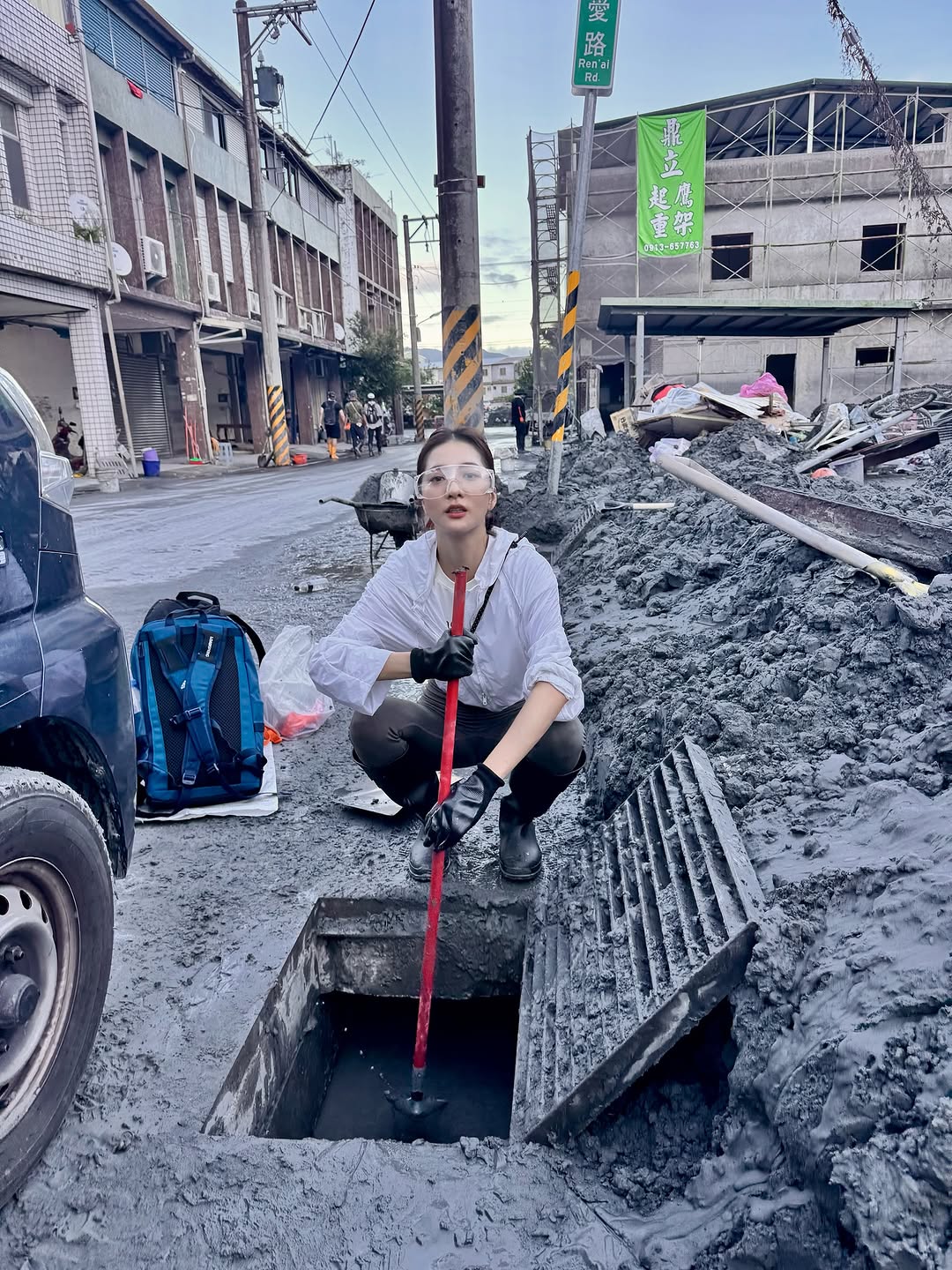 妍安救災穿名牌靴竟意外引發風波。（翻攝自妍安IG）