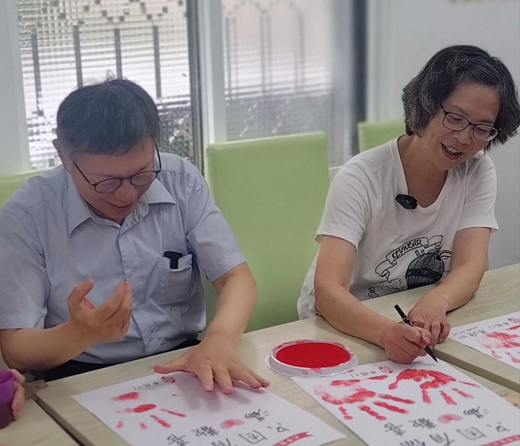 蔡壁如今日貼出2張與前黨主席柯文哲的合照，並發長文寫下補選黨魁的政見。（翻攝自臉書＠蔡壁如）