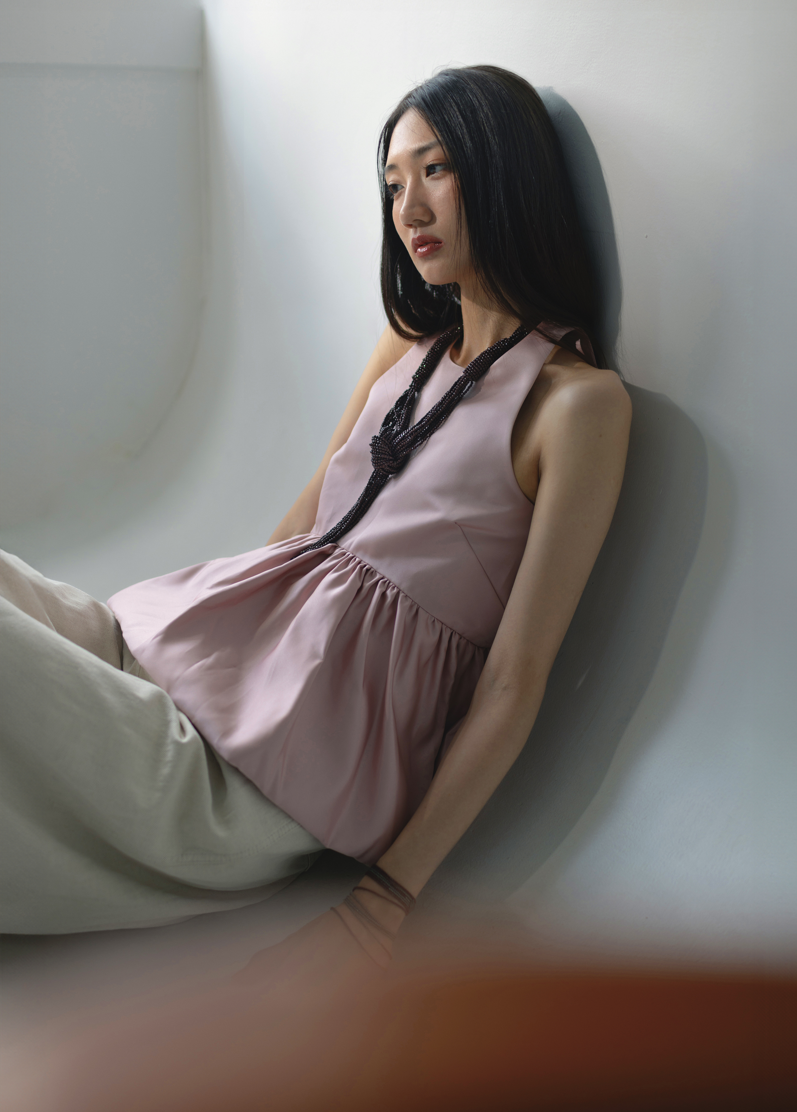 乾燥玫瑰粉雲朵裙襬無袖衫NT$8,800 by MAX&Co.、闊腿水手褲NT$73,900  by BRUNELLO CUCINELLI、項鍊NT$129,900 by BRUNELLO CUCINELLI、赤鐵礦和純銀手鍊 NT$76,200 by BRUNELLO CUCINELLI