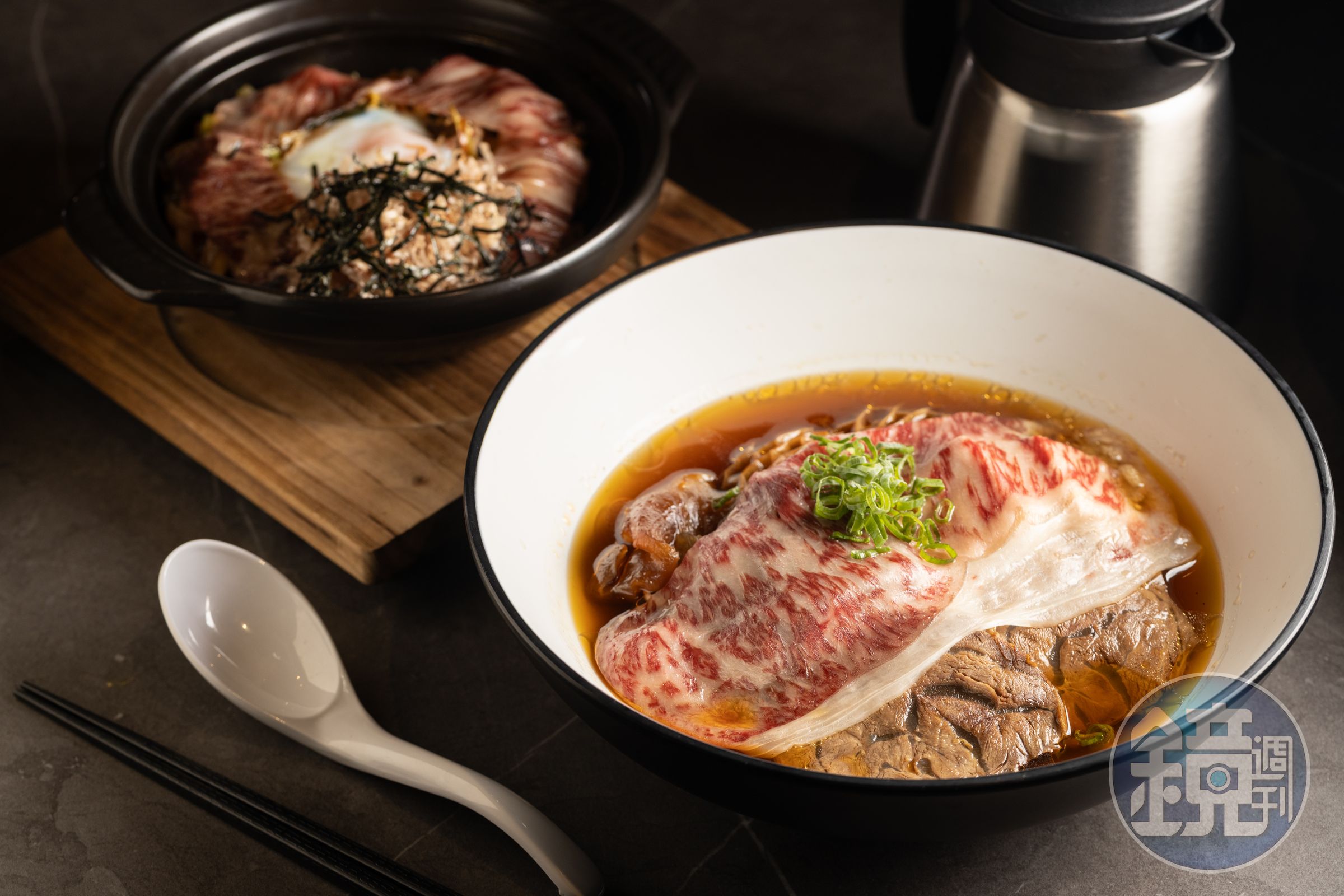 宵夜來碗「松露壽喜和牛炒烏龍」（後，580元／碗）或有和牛肉片、牛腱、牛肚、鴨血的「麻辣燙和牛牛肉麵」（前，680元／碗）很過癮。