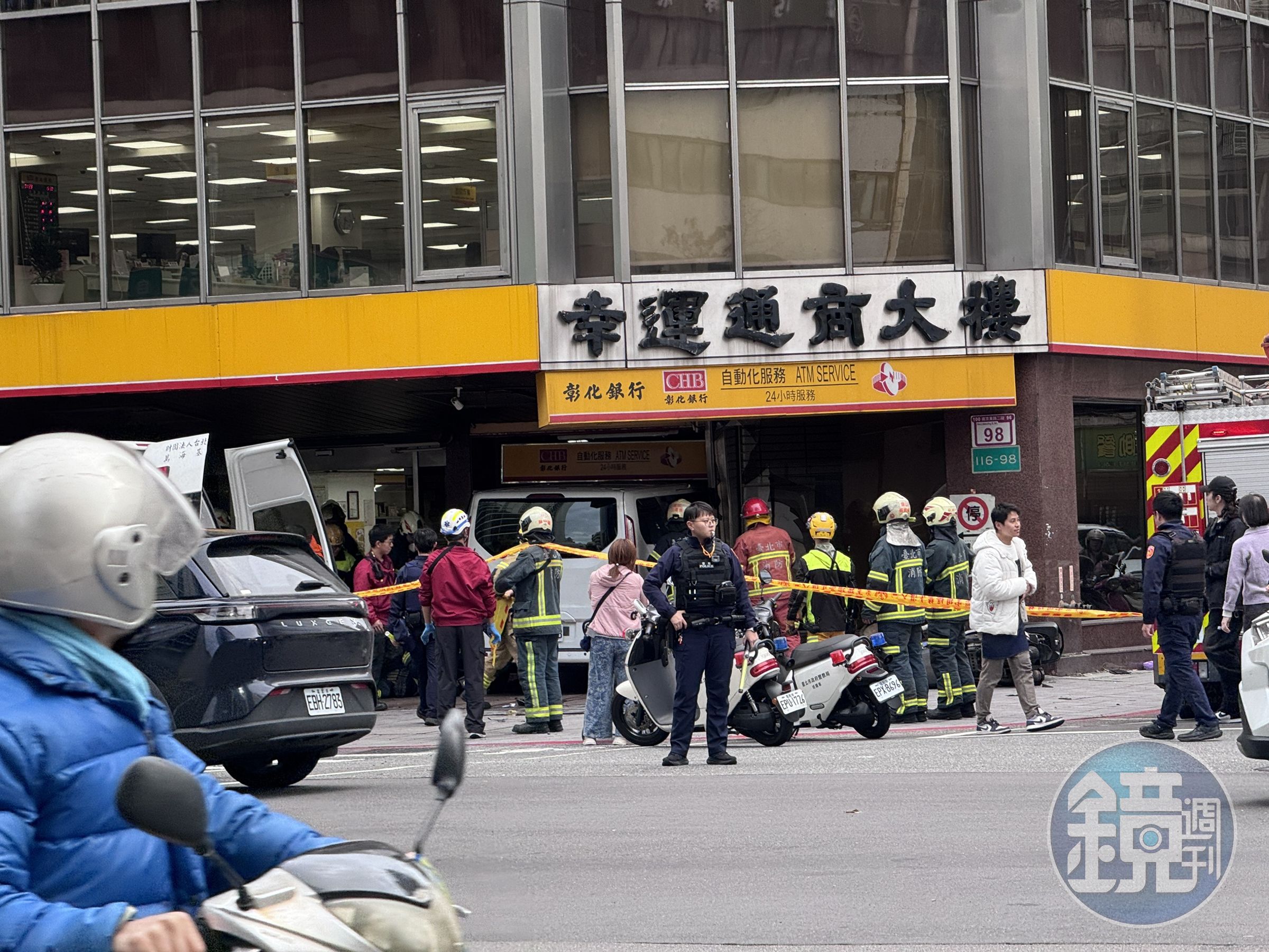 據現場目擊與初步資訊指出,事故發生當下撞擊力道猛烈,畫面相當驚悚。(讀者提供)