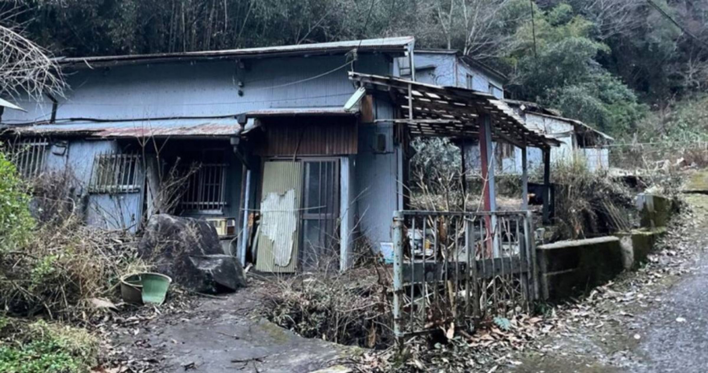  該名公務員屍體被肢解棄置山中，警方發現時場面十分駭人。而受害者原計畫出國至菲律賓，其突如其來的失蹤引發關注。（翻攝自週刊文春）