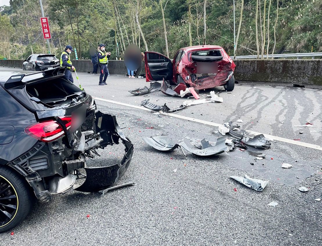 國道3號北上木柵段8日上午發生嚴重車禍，現場散落車體板金，一片狼藉。（翻攝國道公路警察局臉書）