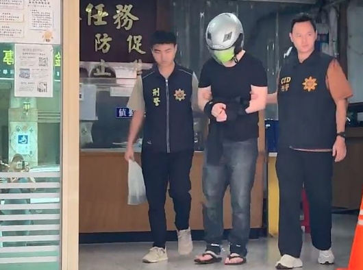 苗栗竹南郵局發生駭人凶殺案，34歲劉姓男子因不滿郵務車卸貨噪音，當街持菜刀追砍61歲楊姓外包司機致死。（翻攝畫面）