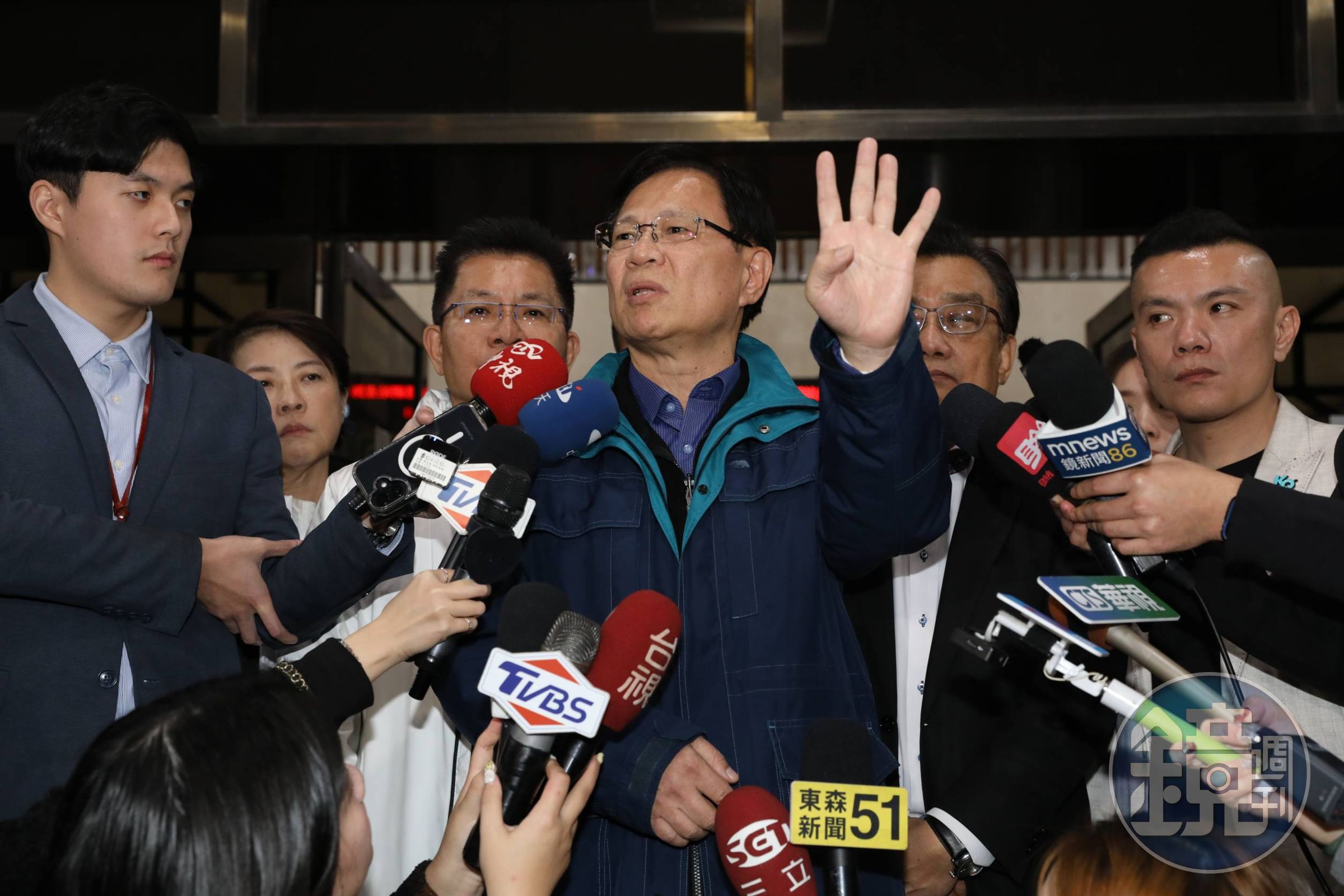 民眾黨立安張啟楷在現場等待台北地院最終裁定。