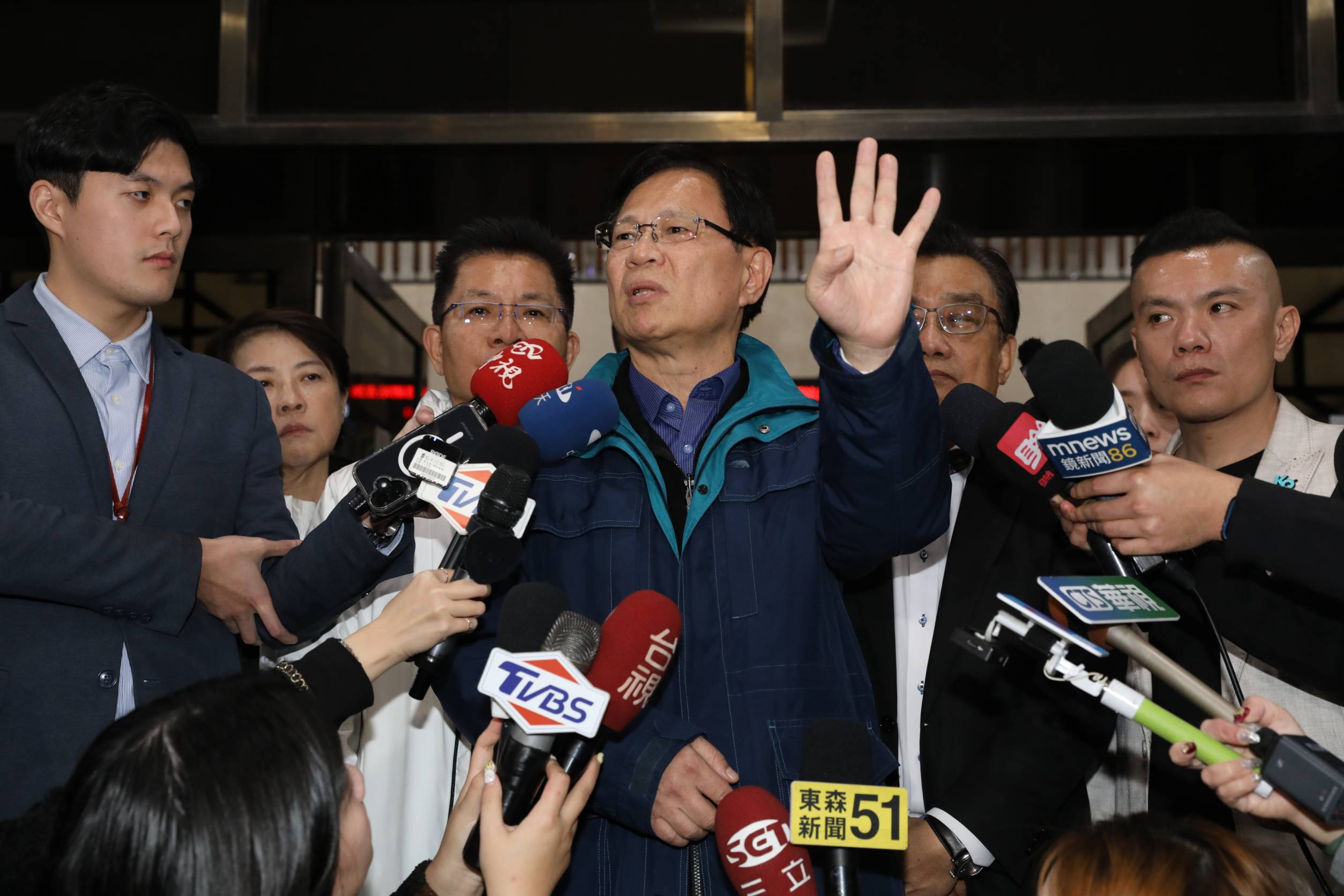 民眾黨立安張啟楷在現場等待台北地院最終裁定。