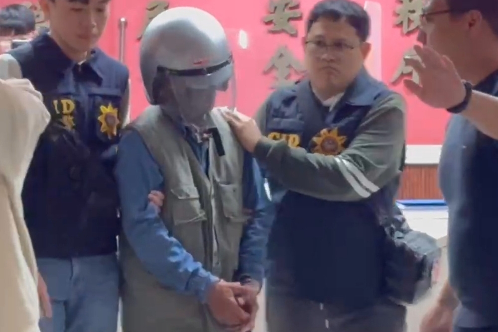 警方偵辦連環分屍案中，在凶嫌張介宗（左2）家中搜出一張寫著5人姓名的紙條。（翻攝畫面）