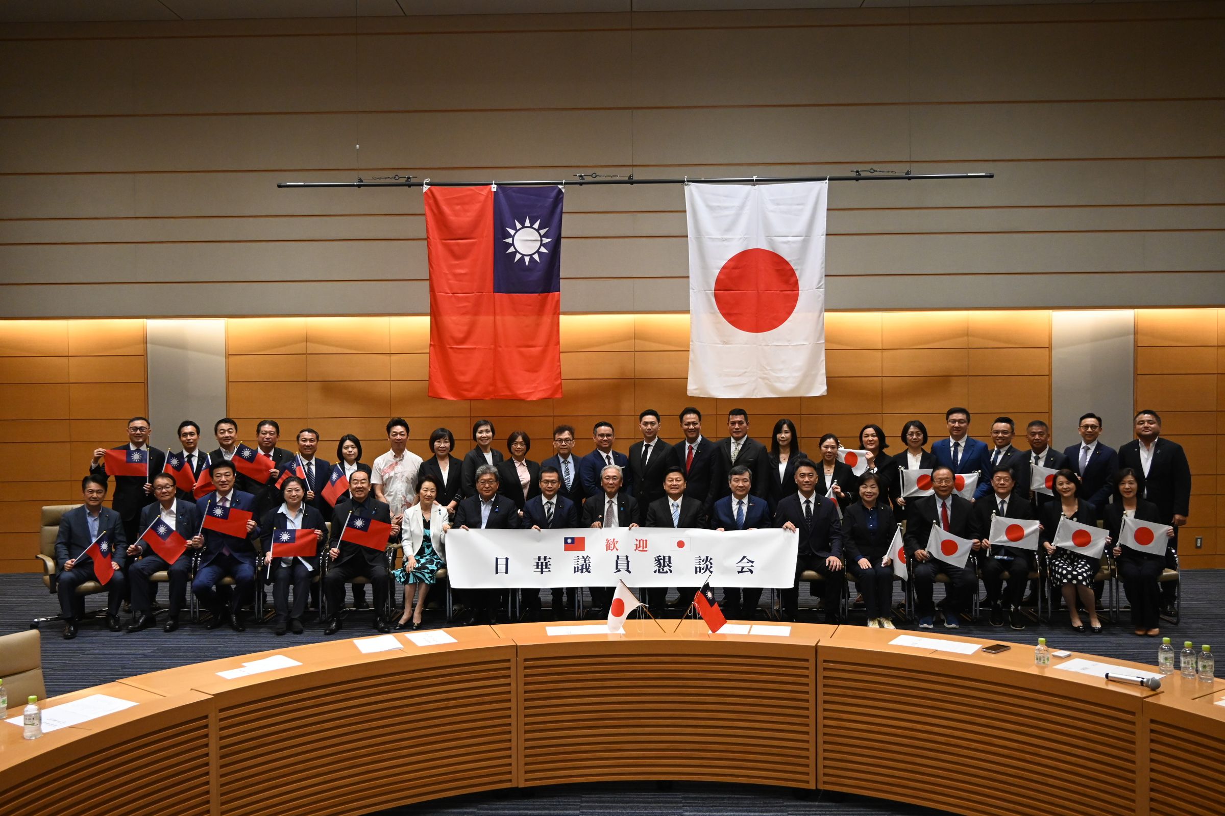 國民黨團今（4日）拜會日本眾議院，是台日國會史上最大規模的互訪。（傅辦提供）
