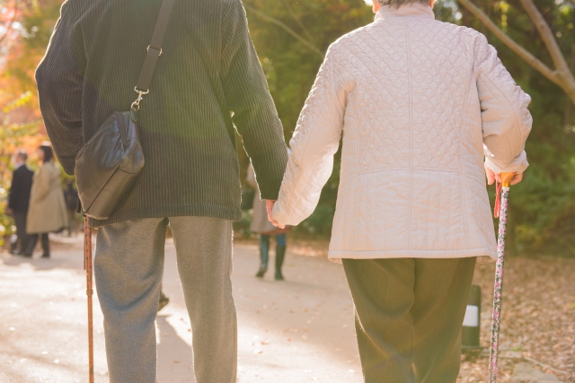 日本一名教授罹患失智症，他的妻子生前全心照顧他，甚至留下臨終筆記交代資產分配。（示意圖，photoAC）